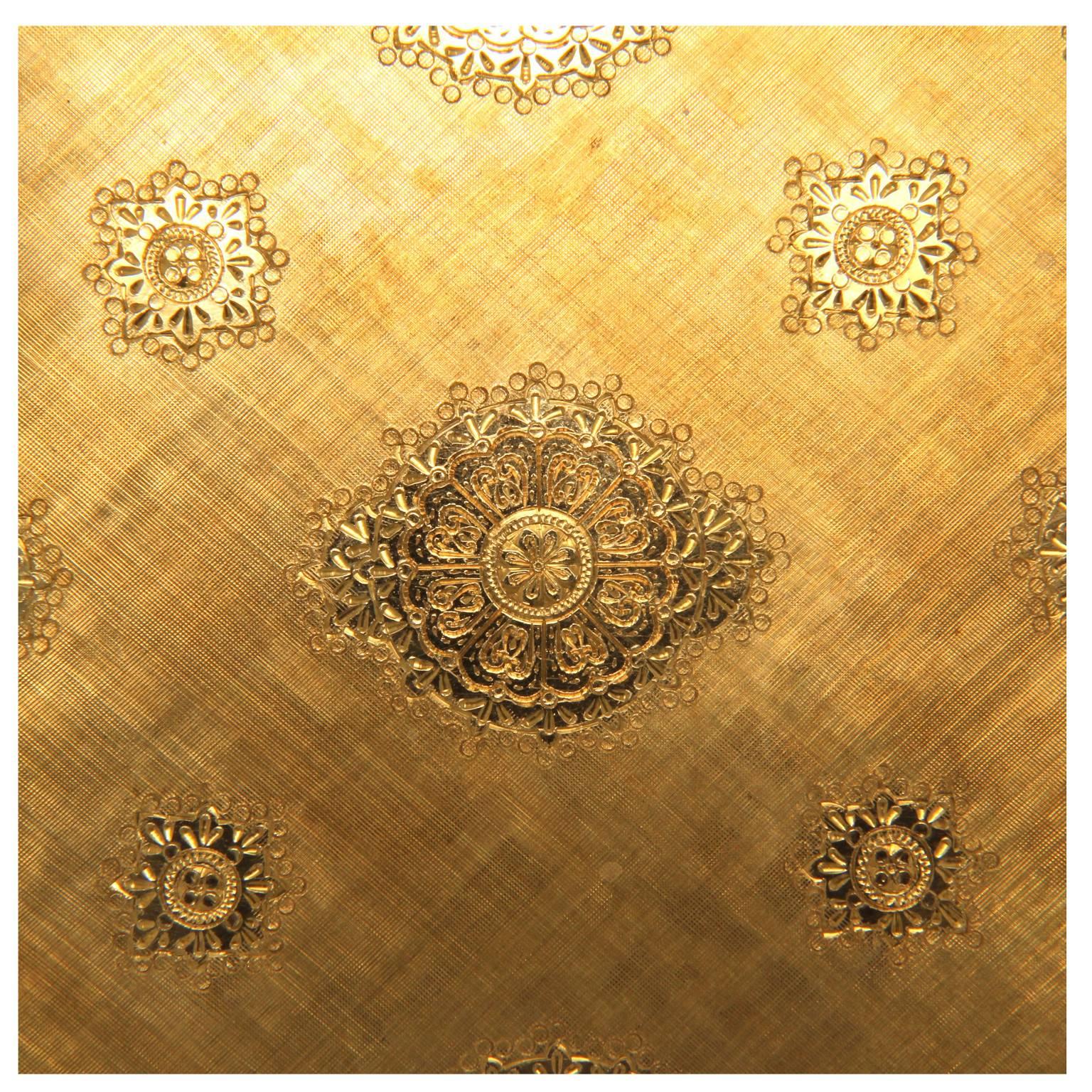 Poudrier doré compact avec gravures raffinées et élégantes Unisexe en vente