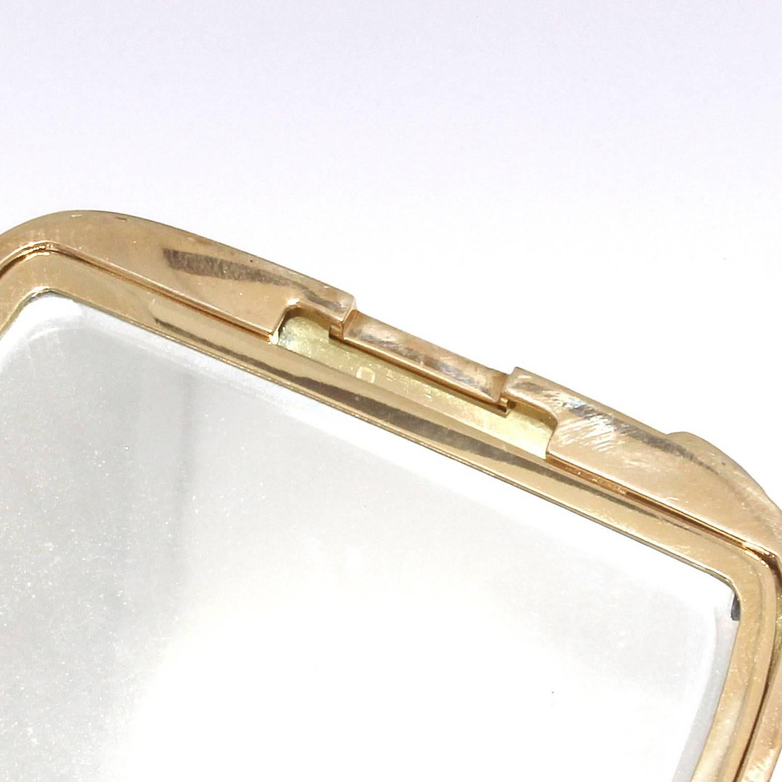 Gold Compact with Refined and Elegant Engravings For Sale 2