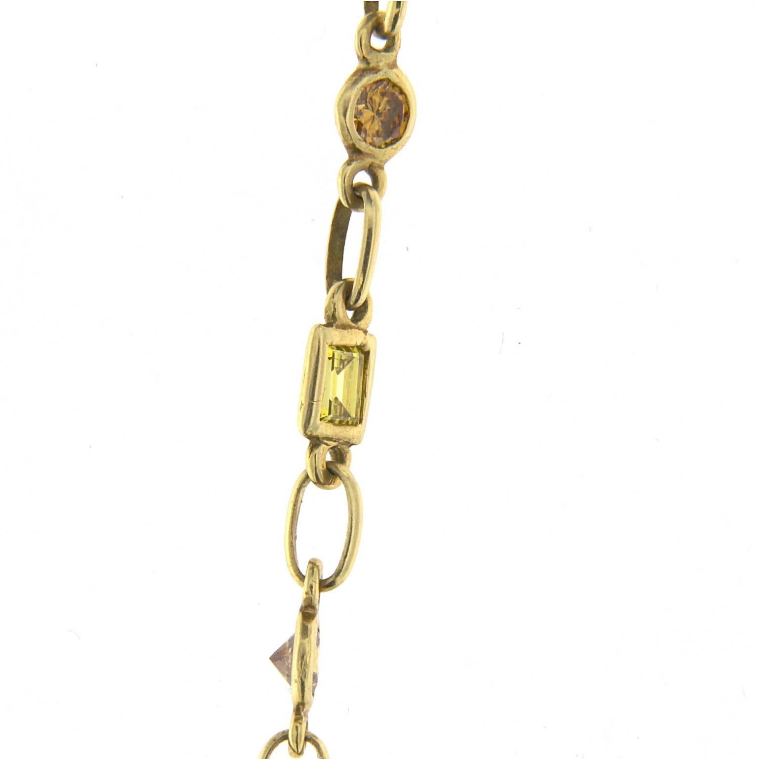 Women's Bombarded Diamonds Necklace in 18 Karat Gold For Sale