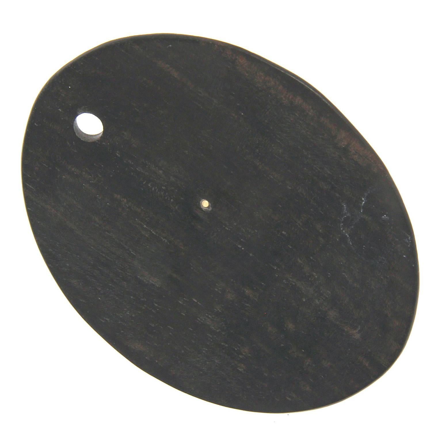 A concave oval disc in ebony formed as a pendent with a monkey in the center. The monkey has been enamelled with impressively realistic color
18kt yellow gold weight: gr 4,70