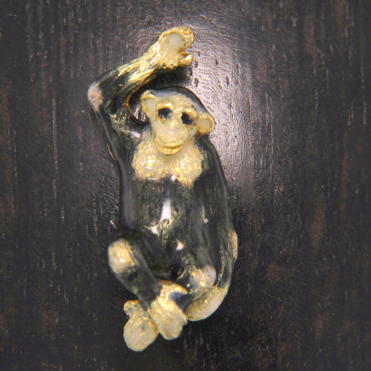 18 Karat Gold and Ebony Pendant with a Fine Enamelled Monkey In New Condition In Milano, Lombardia