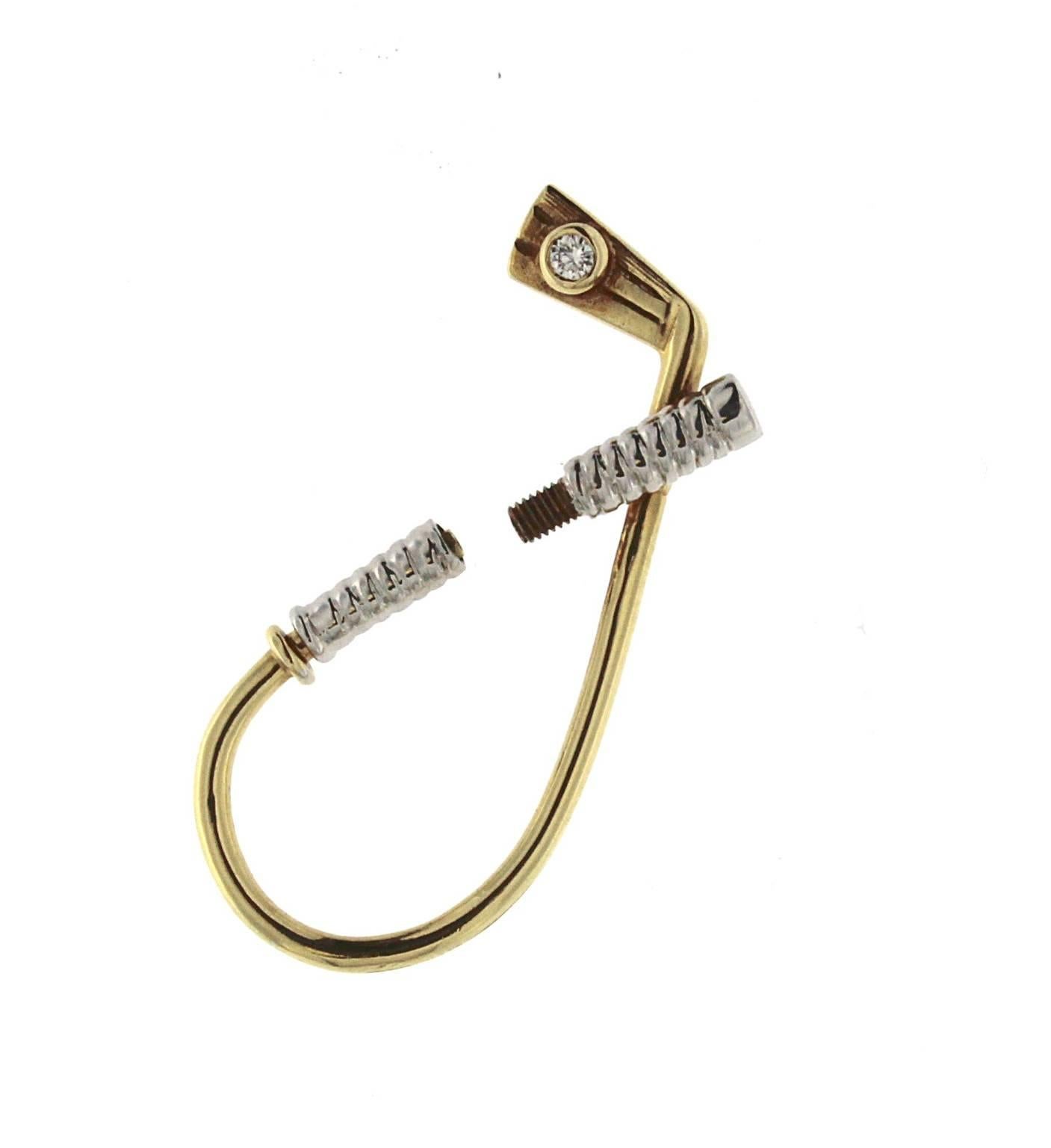Classic and essential golf stick turned to form an elegant keyring in 18 kt gold
The main part is in yellow god while the handle is in white gold
Total 18 kt gold weight: gr 8.00
White diamonds ct 0.07
Stamp: 750, 10 MI
