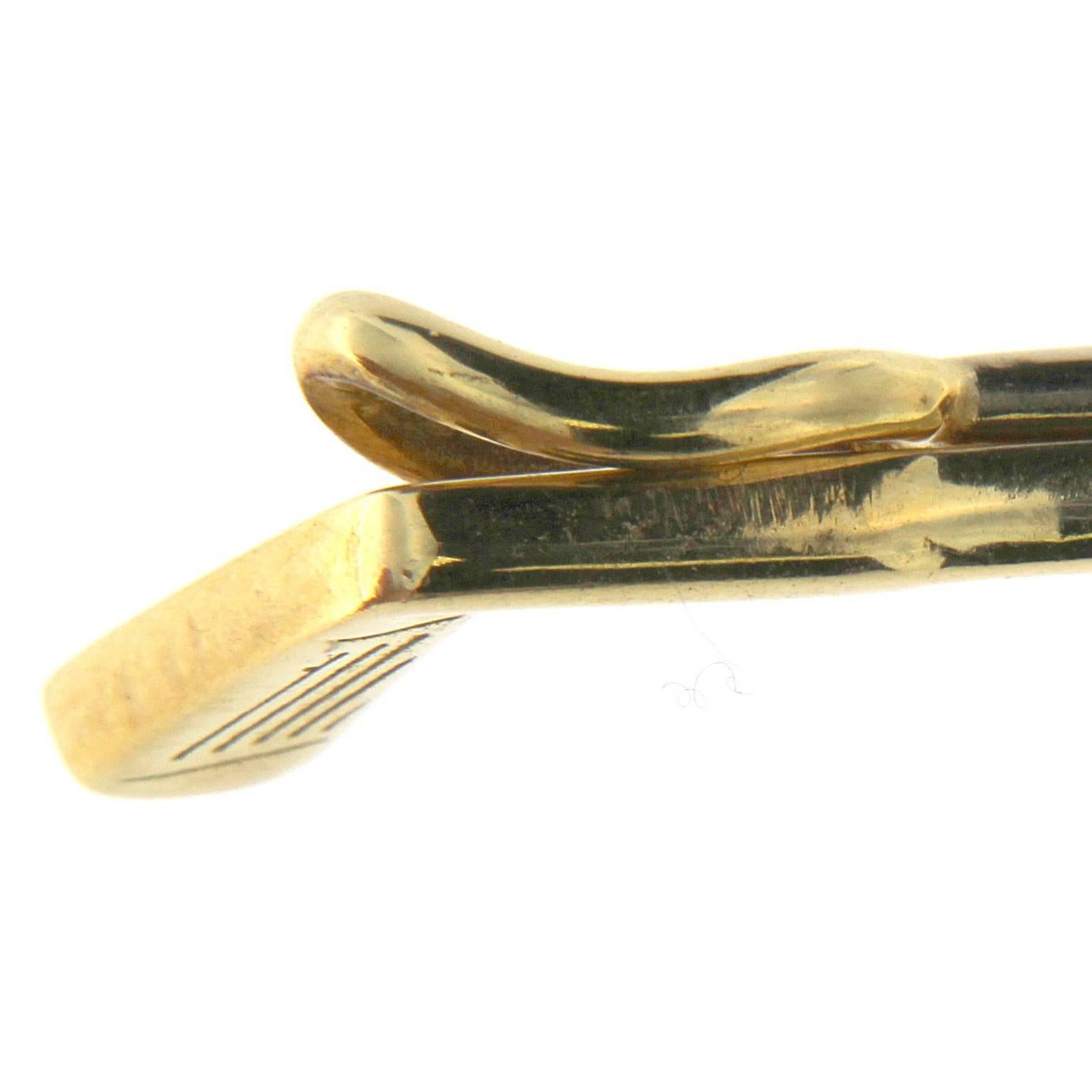 klassische und stilvolle Golfschläger-Krawattenklammer aus 18kt Gold
Gesamtgewicht des Goldes: gr 6,80
Stempel: 10 MI, 750