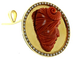 Ciondolo-spilla Squisita scultura di corallo con oro giallo 18 carati e diamanti