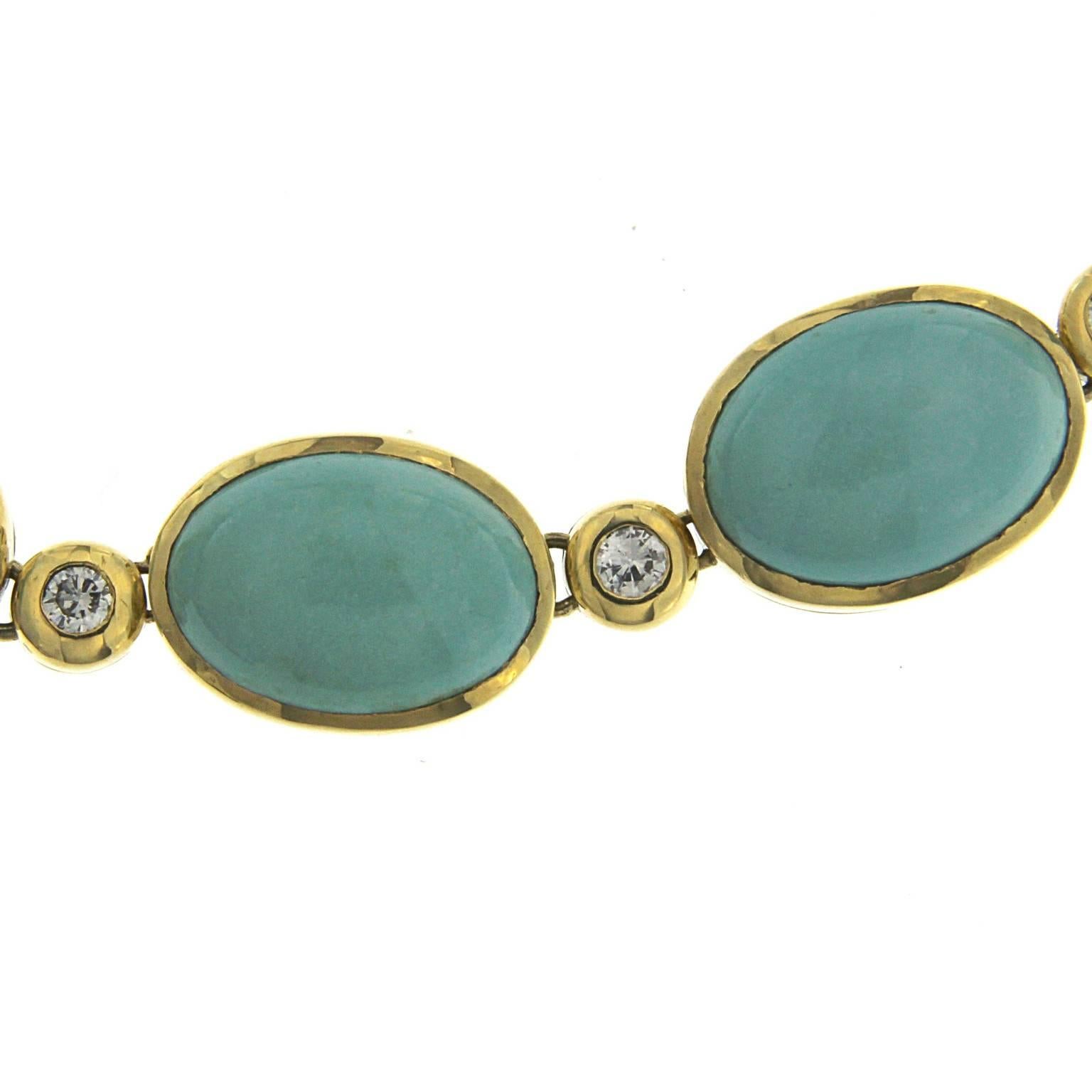 Magnifique ensemble composé de boucles d'oreilles et d'un collier en U en or 18kt. Elle est enrichie de diamants blancs et de turquoises naturelles taillées en cabochon.
Le collier est composé de 19 turquoises et de 19 diamants blancs, tandis que