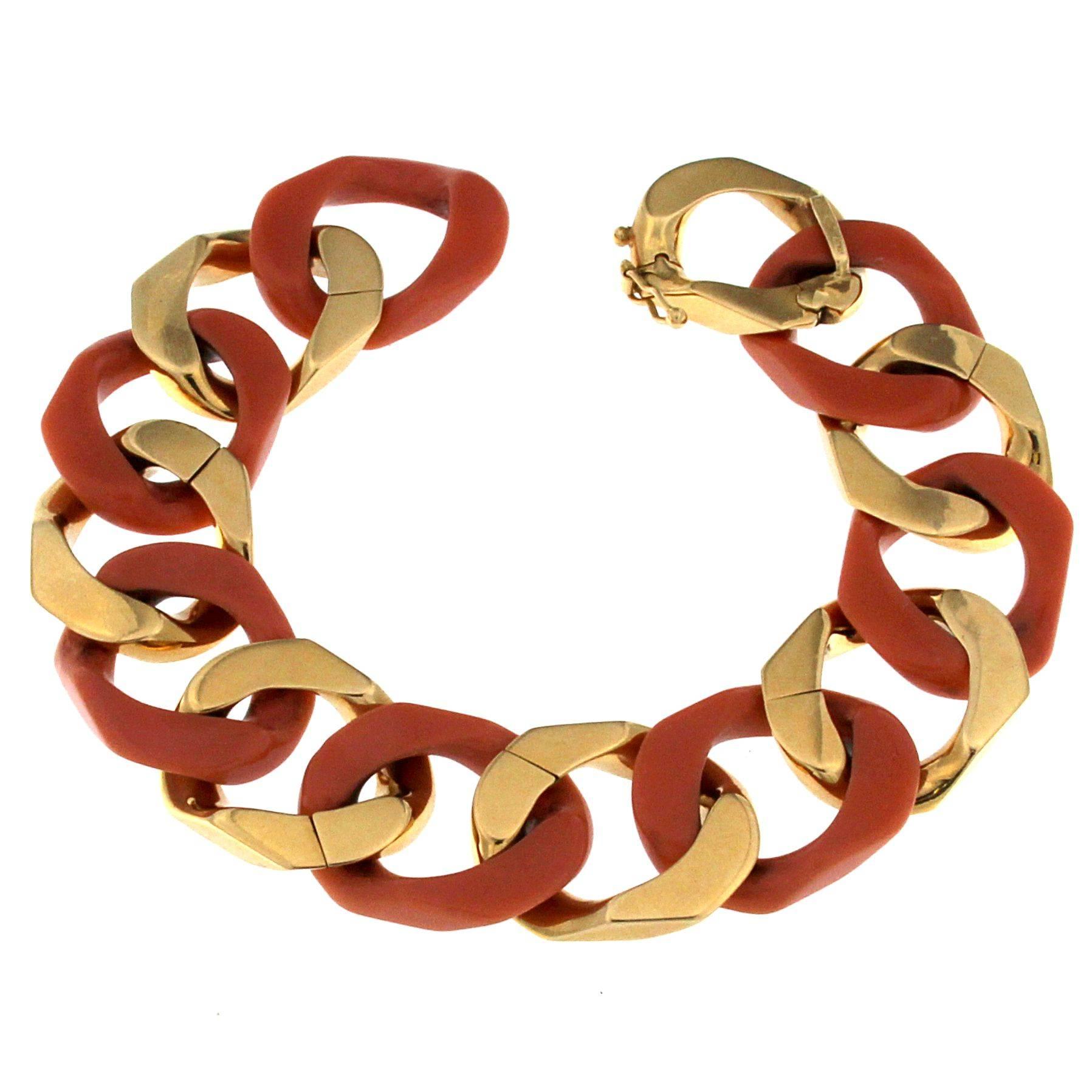 Very appealing set made by a bracelet and a necklace.  You can join the 2 pieces to wear them as a unique long chain. This is made in the style of the 1970s
The necklace is made of 17 gold links and 17 in coral while in the bracelet there are 7 gold