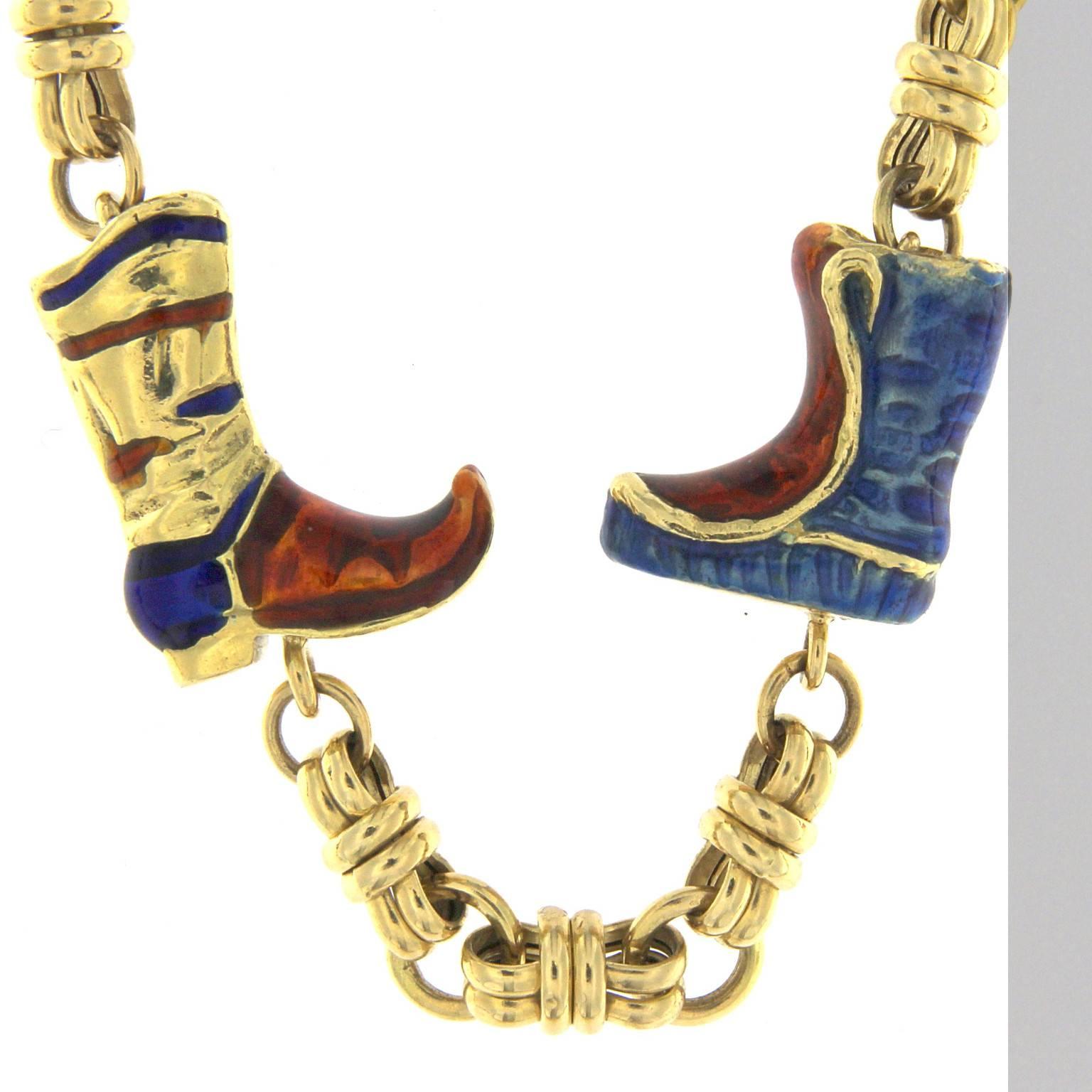Lange Halskette aus 18 Karat Gelbgold mit emaillierten Stiefeln Damen im Angebot