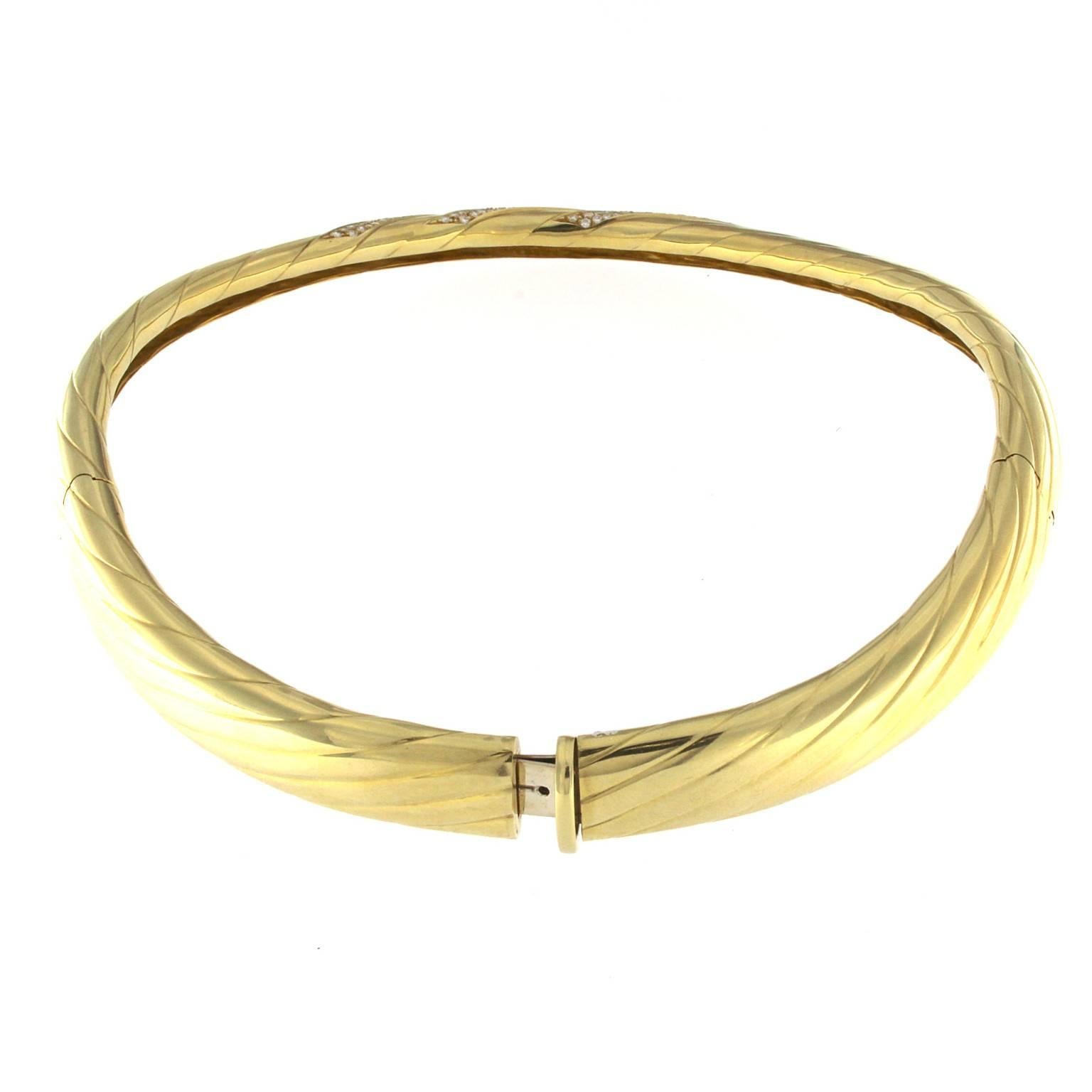 Collier aus 18 Karat Gelbgold und weißen Diamanten Damen im Angebot