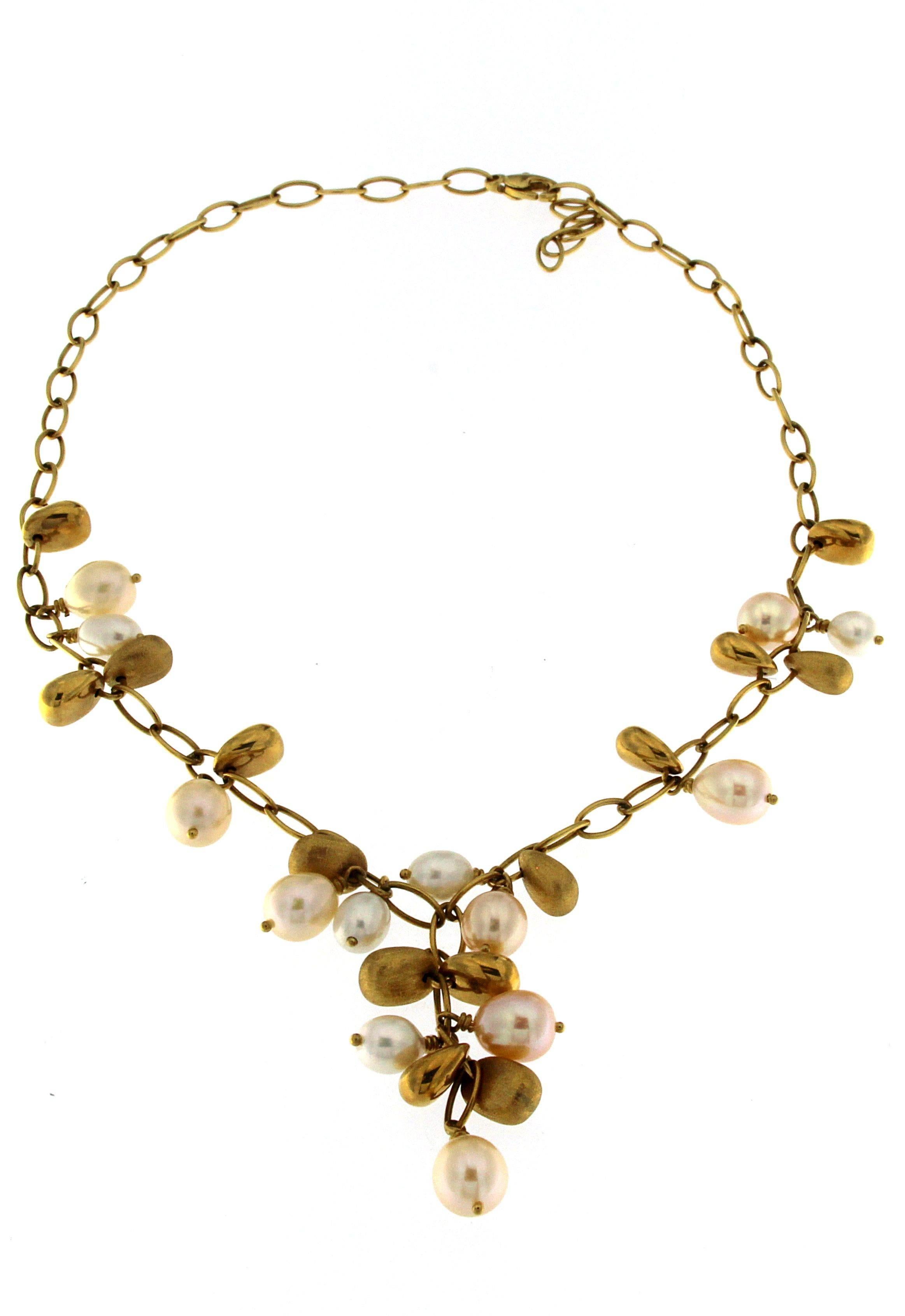 Necklace and fancy bracelet made with a classic chain enriched with shiny and satiny pebbles and river Pearls in the various shades of white and rosé
Total lost gold 42.30 -  gr 25.50 for the necklace and gr 16.80 for the bracelet 
Total length or