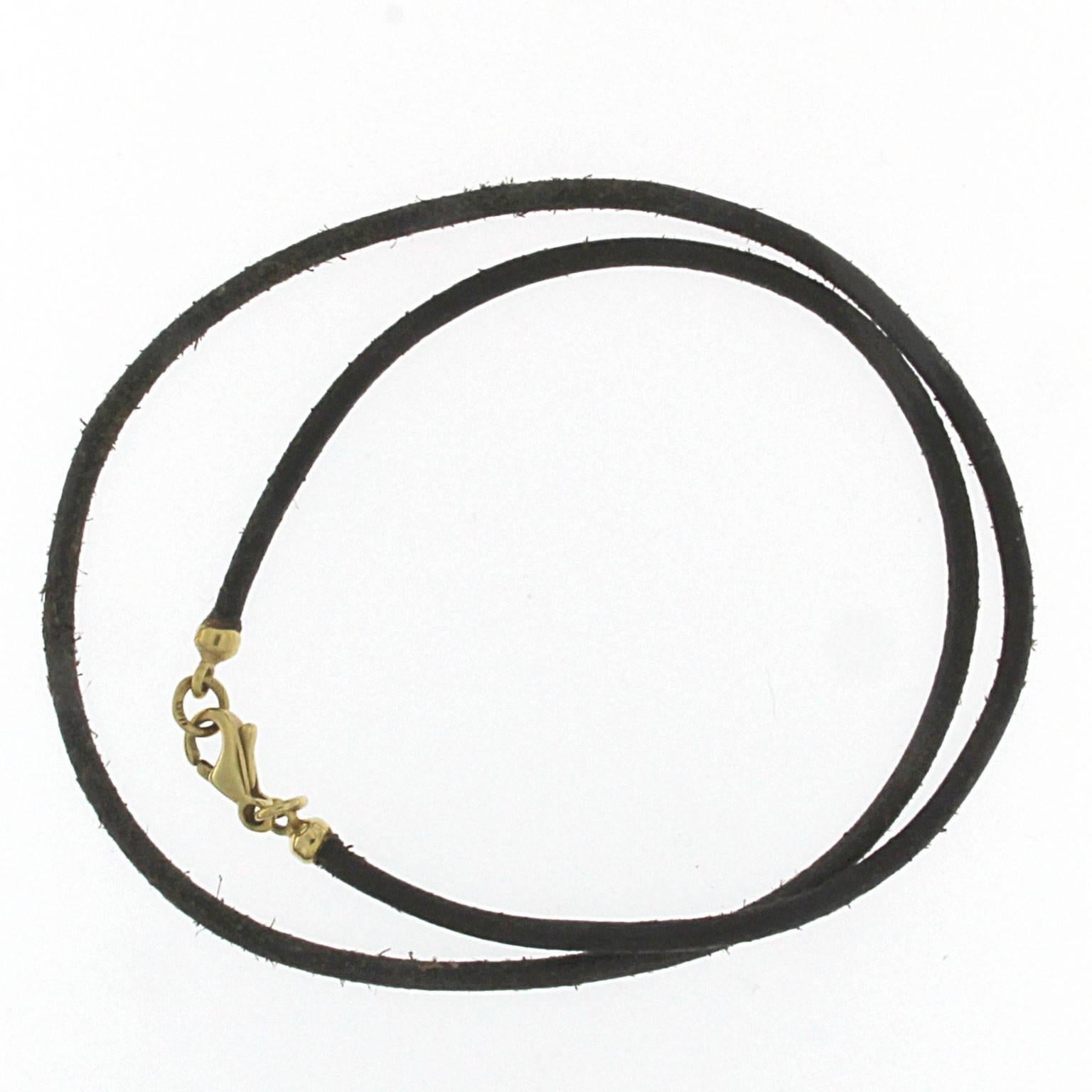 Leather cord with lobster clasp in yellow gold 
18kt gold total weight: gr 1.00