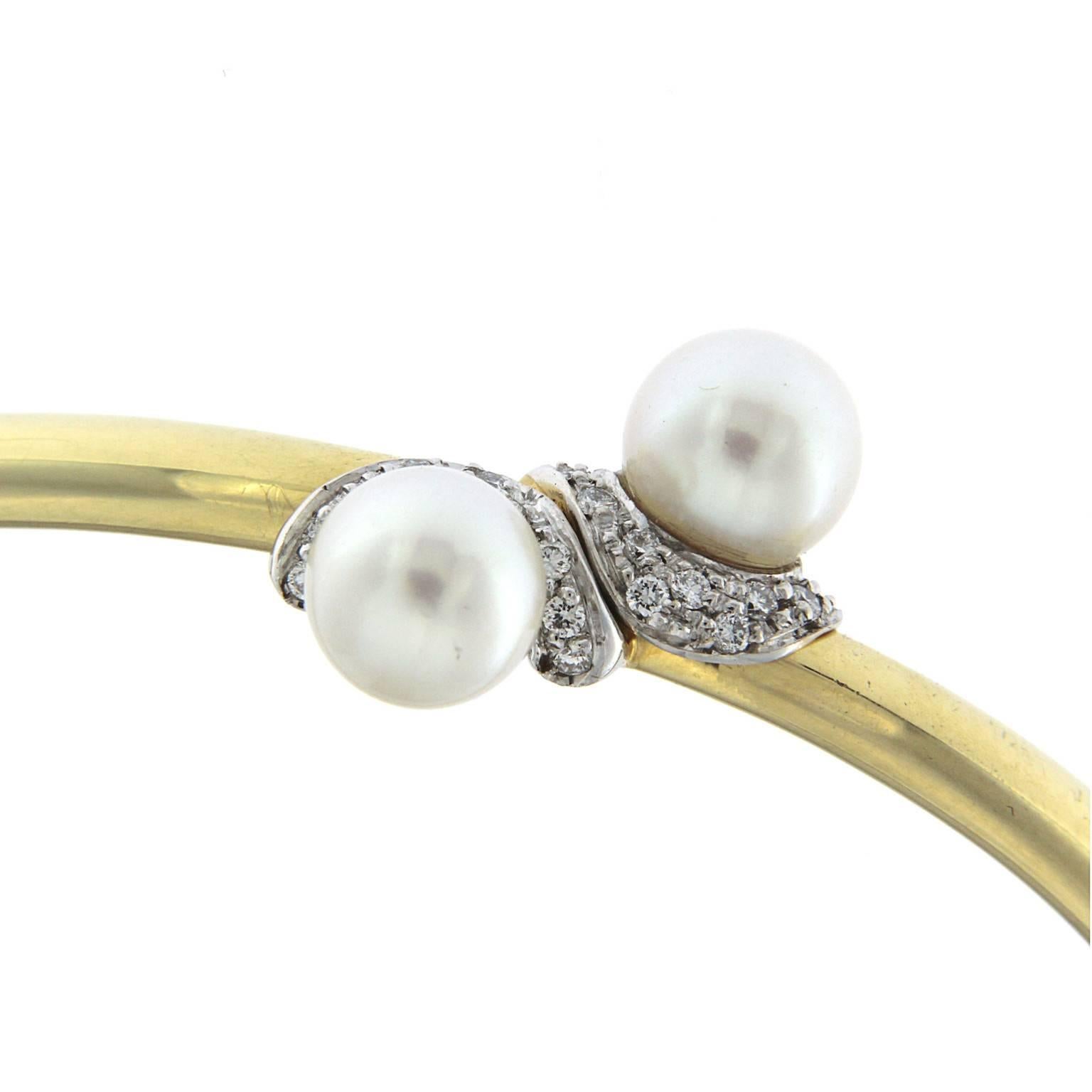 Contrast bracelet made with a double barrel coupled that makes it flexible to wear. White gold finals are stuck together to close it safely. The bracelet has a very refined design thanks to the position of the pearls. When the bracelet is worn and