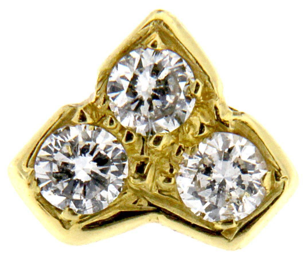 boucles d'oreilles en or jaune 18kt avec trois diamants blancs pour chaque lobe
Poids de l'or : gr 1.20
Poids total des diamants : ct 0,29
Timbre 750
