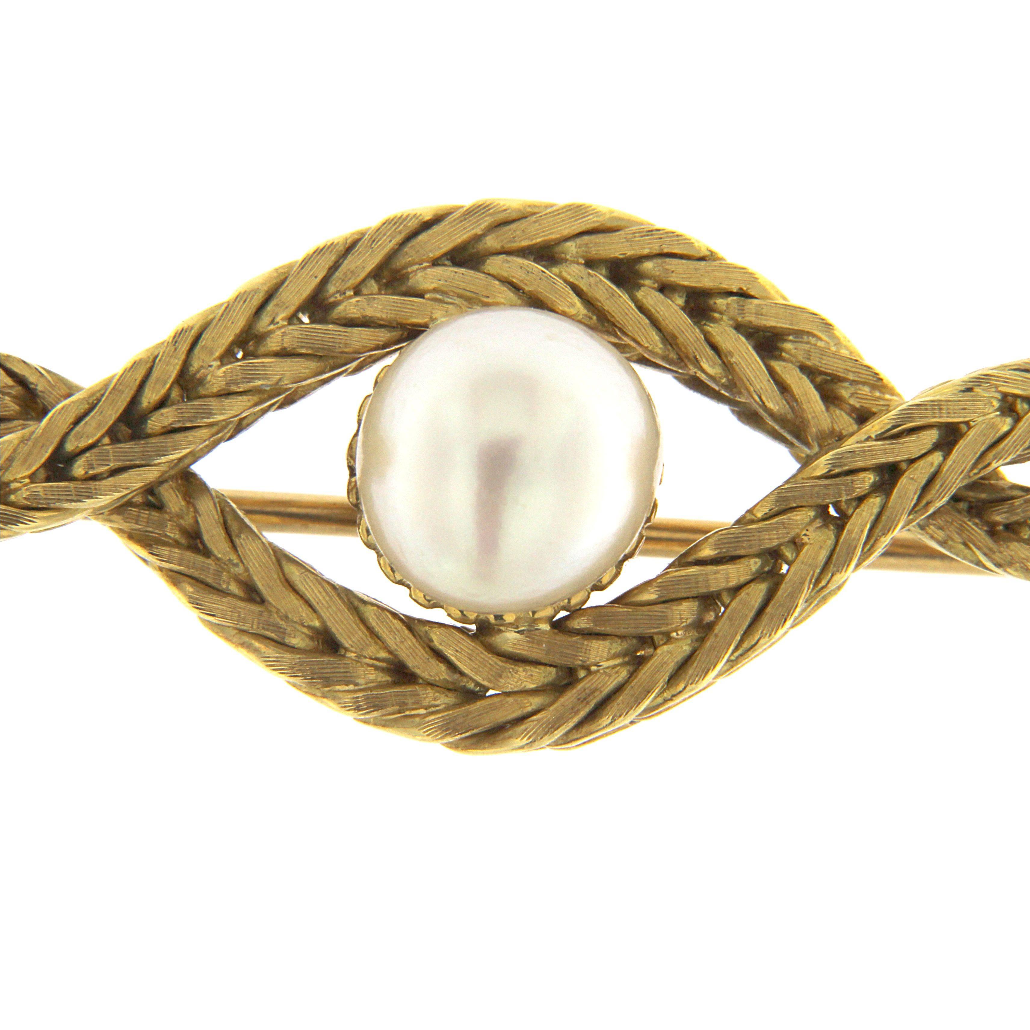 Sophisticated design for this brooch in yellow gold chain twisted and decorated with a nice white pearl
Total weight of 18kt gold is gr 21.90
 White pearl diameter mm 6.00
Stamp: 10MI, 750