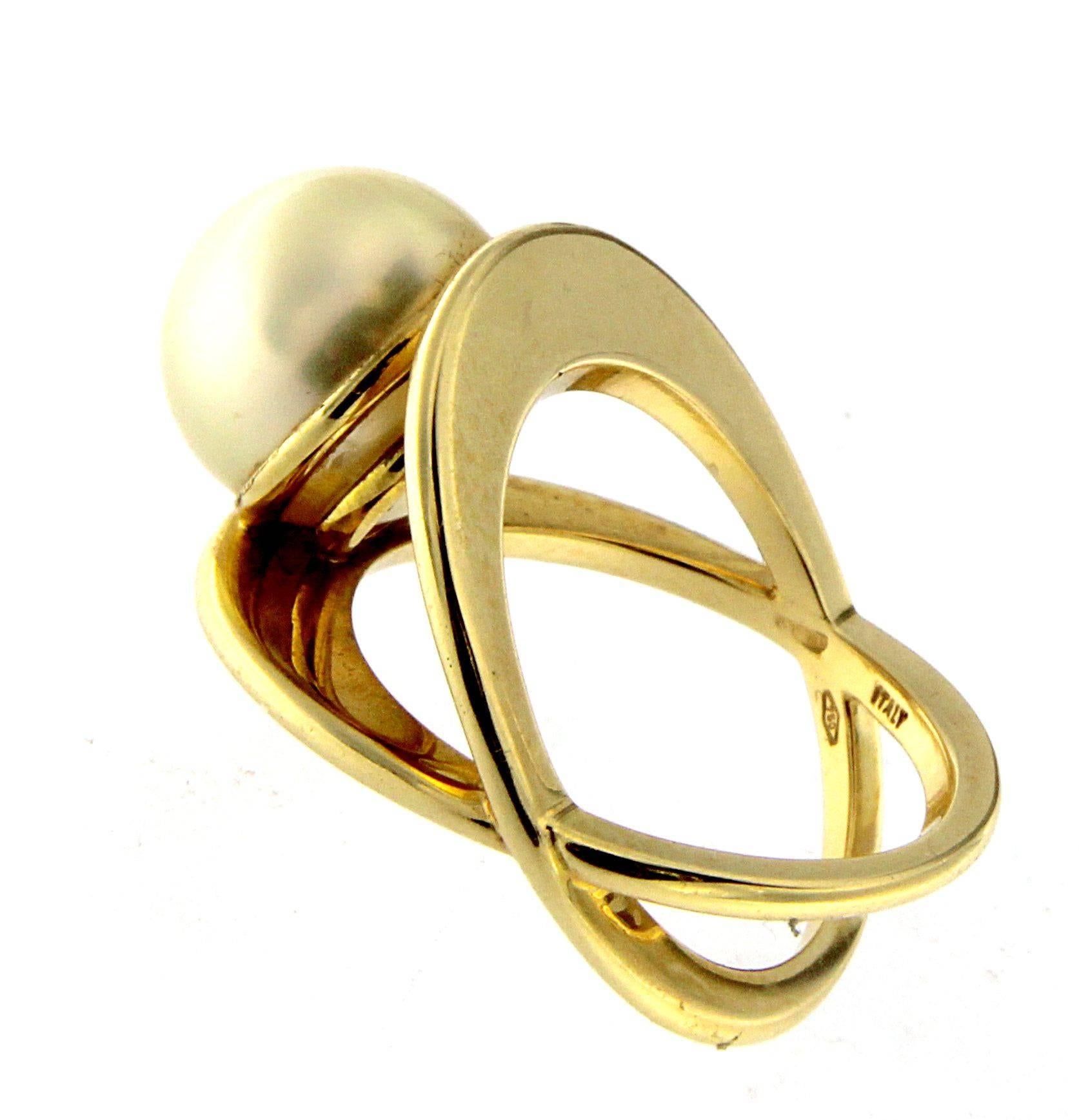 This Ring has been created for a design competition in 2000
Designed by the great Vanessa Drumond has arrived in the final
The wonderful Pearl has a light and a perfection of sphericalness that make it truly precious
Gold weight in 18 kt gr