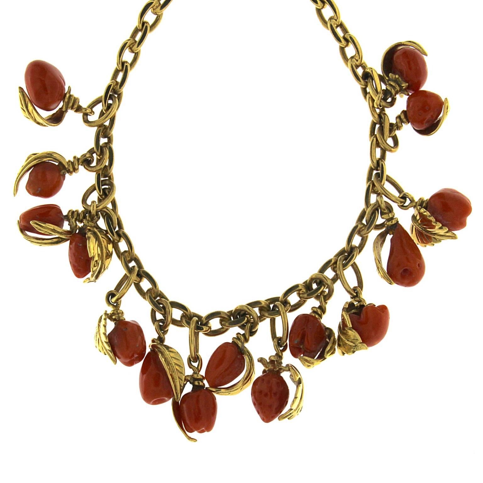 Rich necklace in 18 kt gold with nice sculptured multi fruits in red old coral
Each fruit has its own leaf; they have been sculptured one by one
The total weight of the gold is 41 gr
The total weight of the coral is 9 gr
Stamp: 750