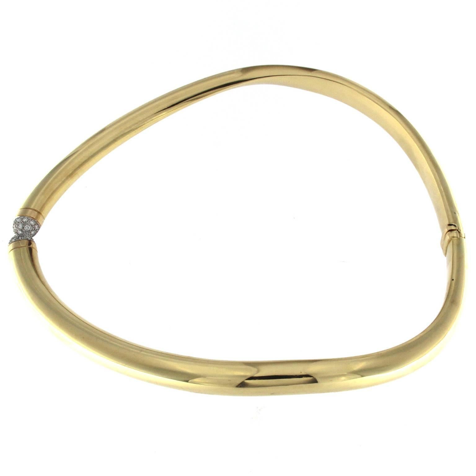 Descrizione:
Questo elegante collier, dalla forma ovale, è realizzato con cura per adattarsi ai contorni naturali della scollatura femminile. Realizzato interamente in oro giallo, presenta un design a barile semitondo che assicura una perfetta
