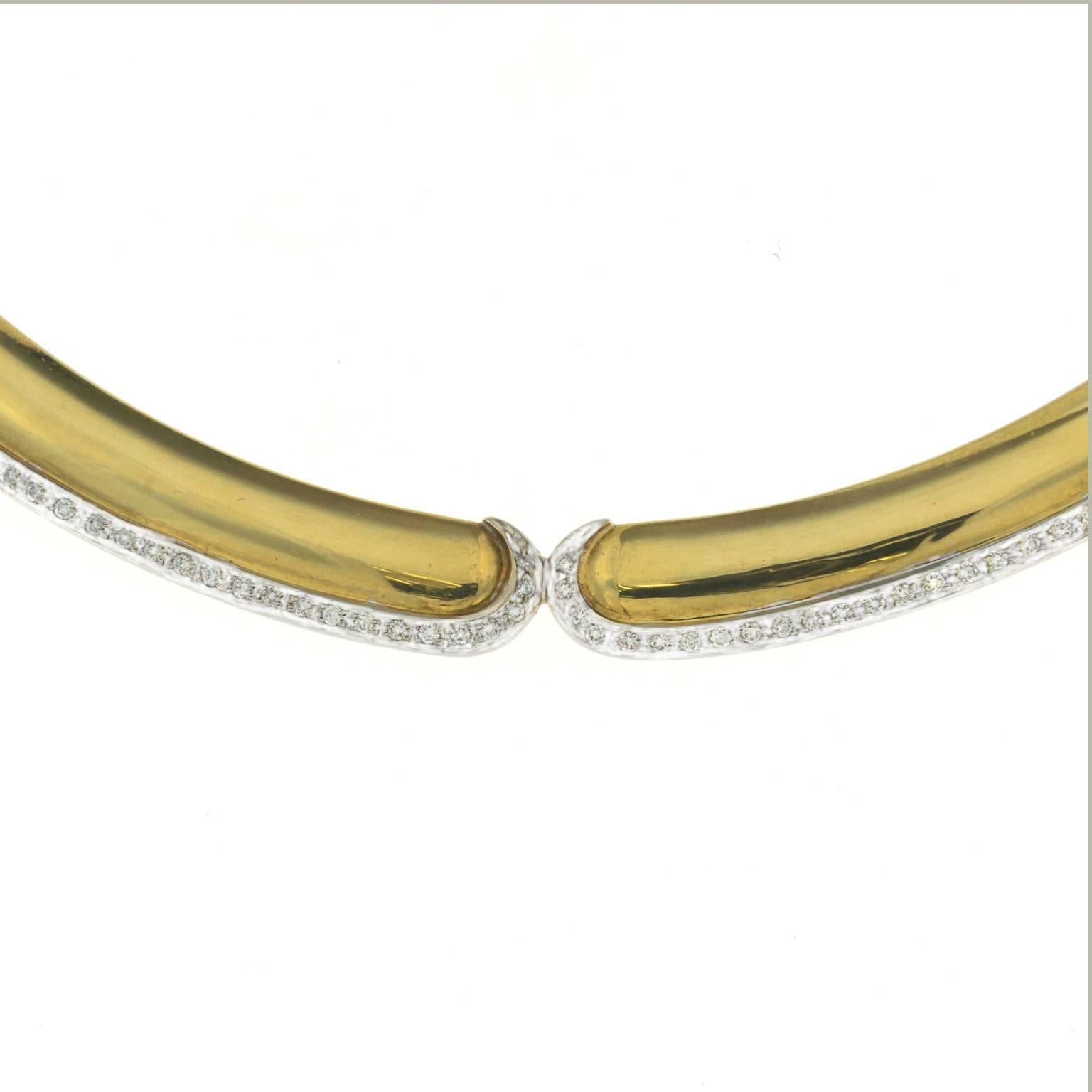 Round shape collar but made with half-length barrel to fit perfectly to the woman's neck anatomy.
This collier is part of the comma collection
Made entirely of yellow gold the two long commas that run it on both sides are white gold studded with 78