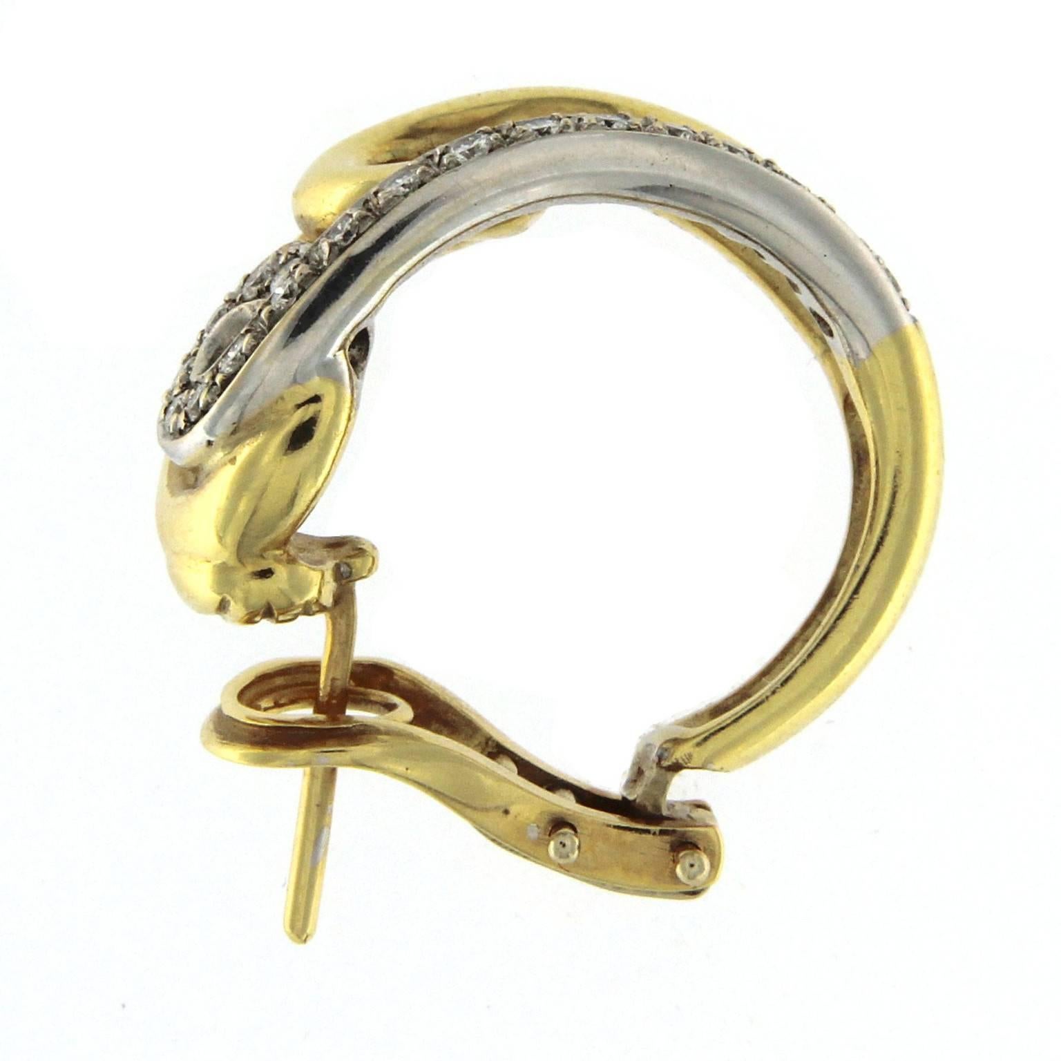 Description:
These elegant hoop earrings from the Double Drop collection feature a slender round barrel design, echoing the signature style of the entire collection. Crafted entirely from yellow gold, the earrings showcase a central double drop