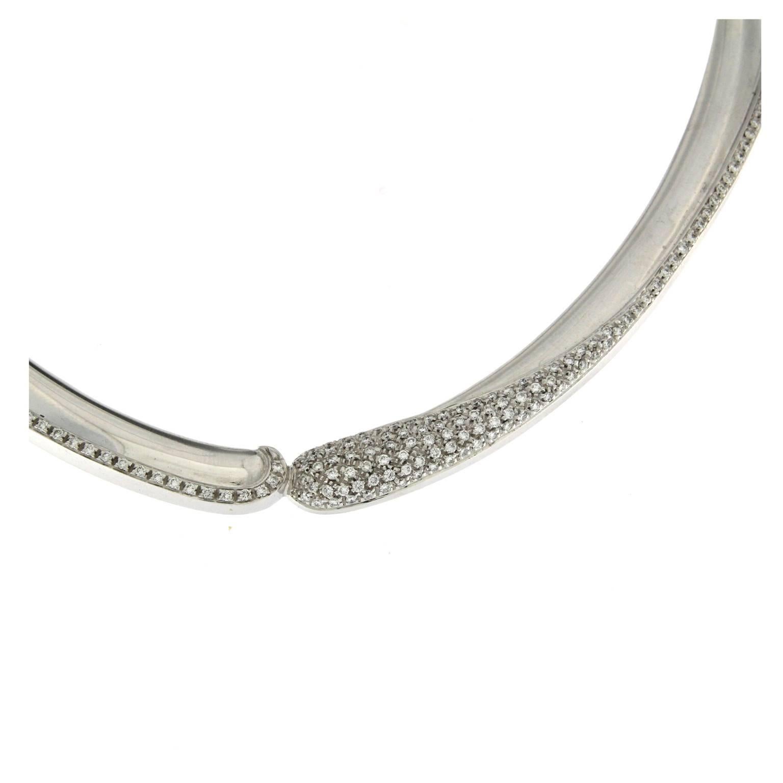 Descrizione:
Eccezionale creazione della collezione Comma, questa collana rigida in oro bianco è stata progettata per delineare perfettamente il collo femminile. La struttura a barre cave semitonde assicura una vestibilità impeccabile e
