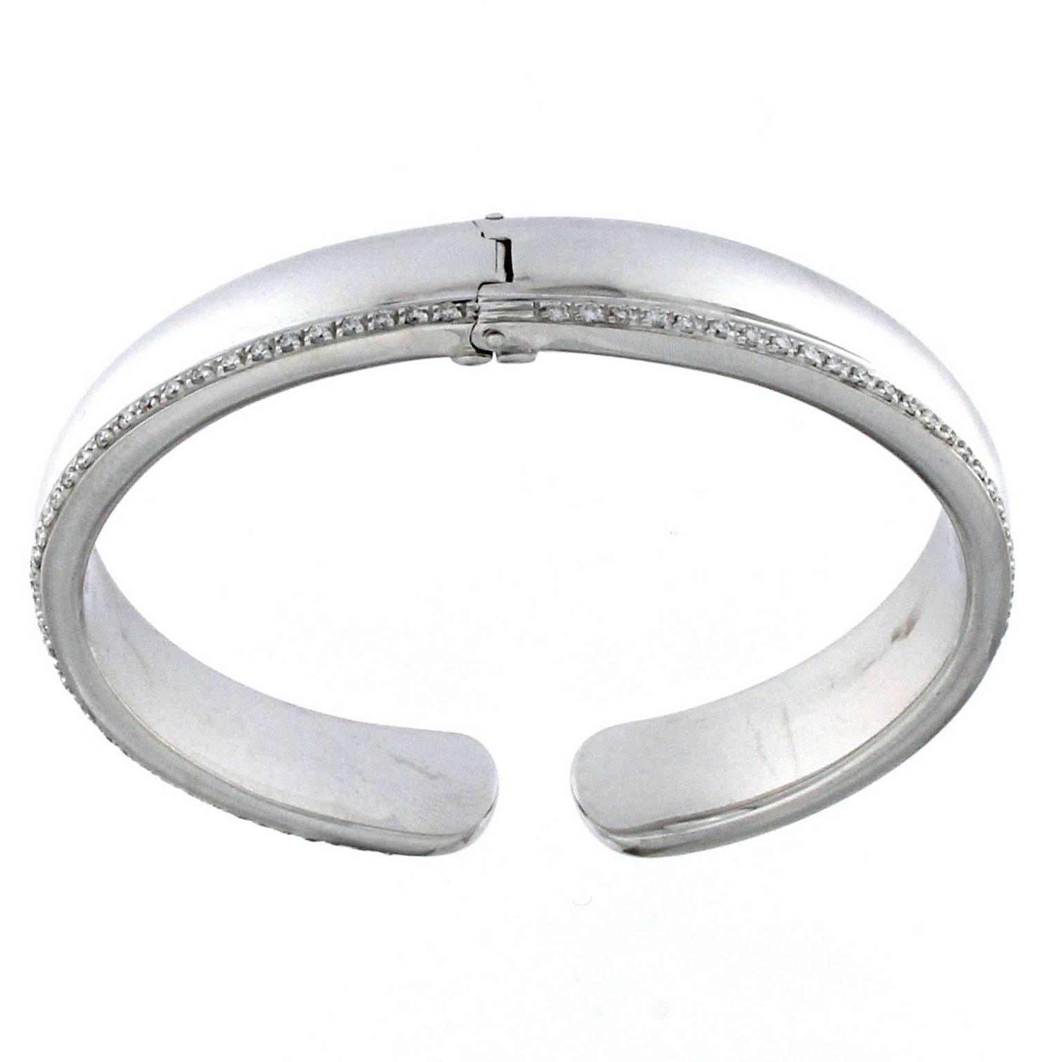 White gold bracelet made with an empty half-round cane to perfectly fit the woman's wrist. Forged on a template that reproduces the wrist fits perfectly. To wear it it winds in half with a spring.
This bracelet is part of the Comma Collection
The