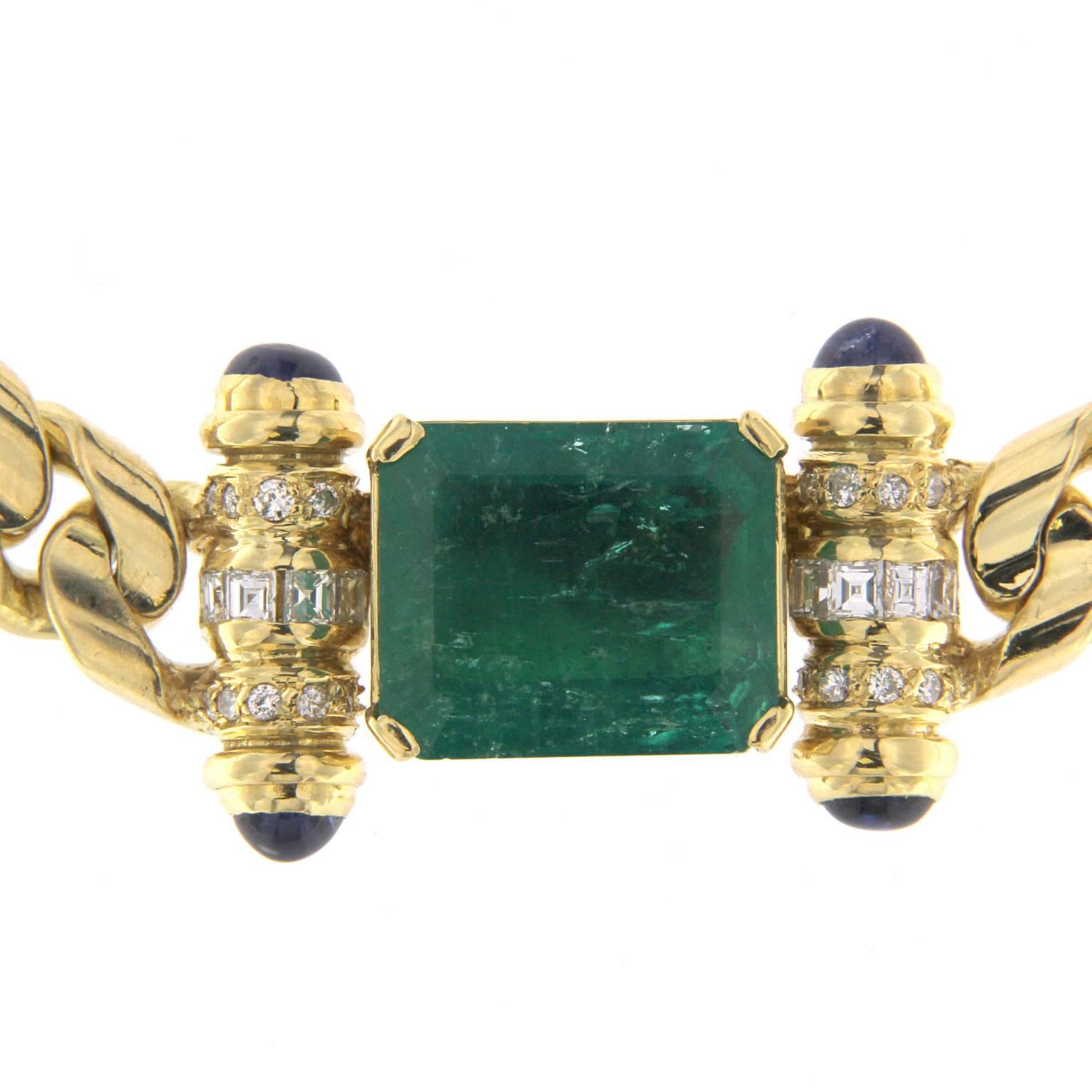 Description :
Ce collier exceptionnel est orné d'une émeraude d'une rare beauté, sertie dans de l'or jaune 18 carats. L'émeraude présente une couleur vive et un éclat intense, complétés par des panneaux latéraux sertis de diamants et des saphirs de