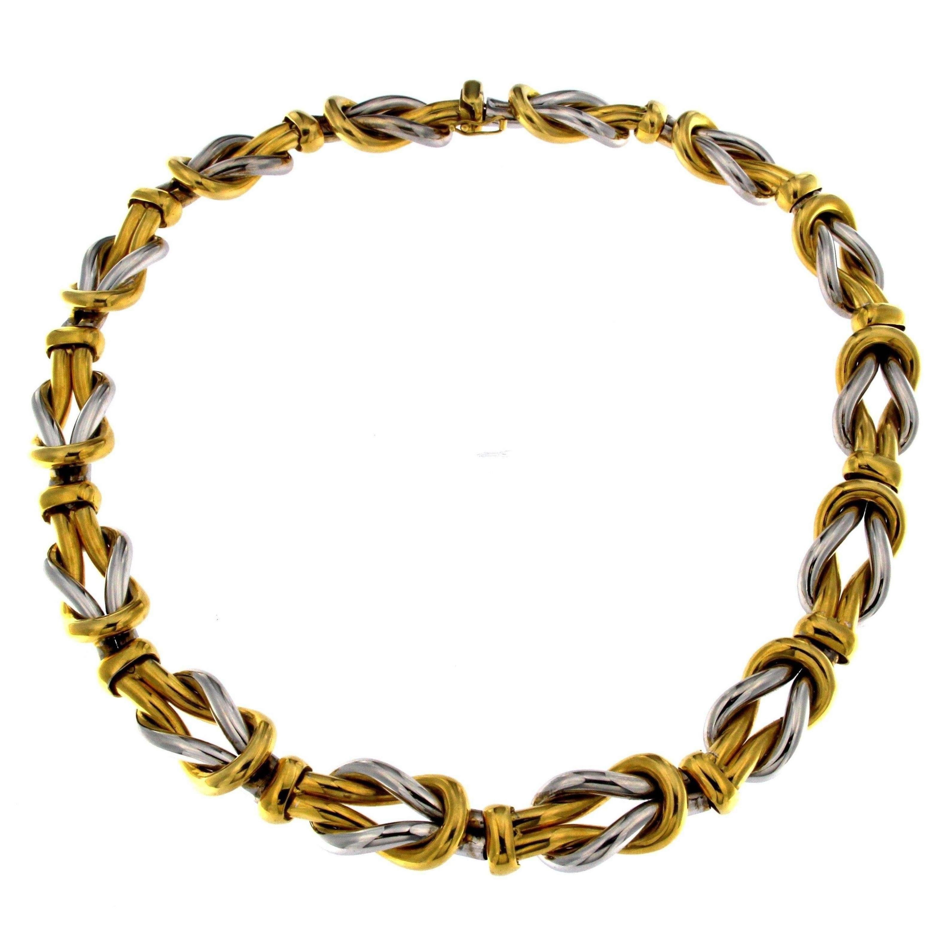 Description
Le collier à double nœud en or jaune et blanc est une pièce exceptionnelle qui allie harmonieusement élégance et polyvalence. Doté d'un motif alternant l'or jaune et l'or blanc dans une série de nœuds complexes, ce collier convient aussi
