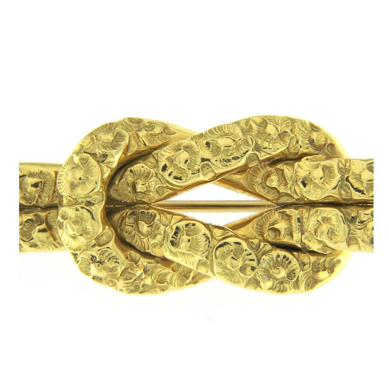 Chiselled Broch in Yellow 18 Karat Gold For Sale at 1stDibs