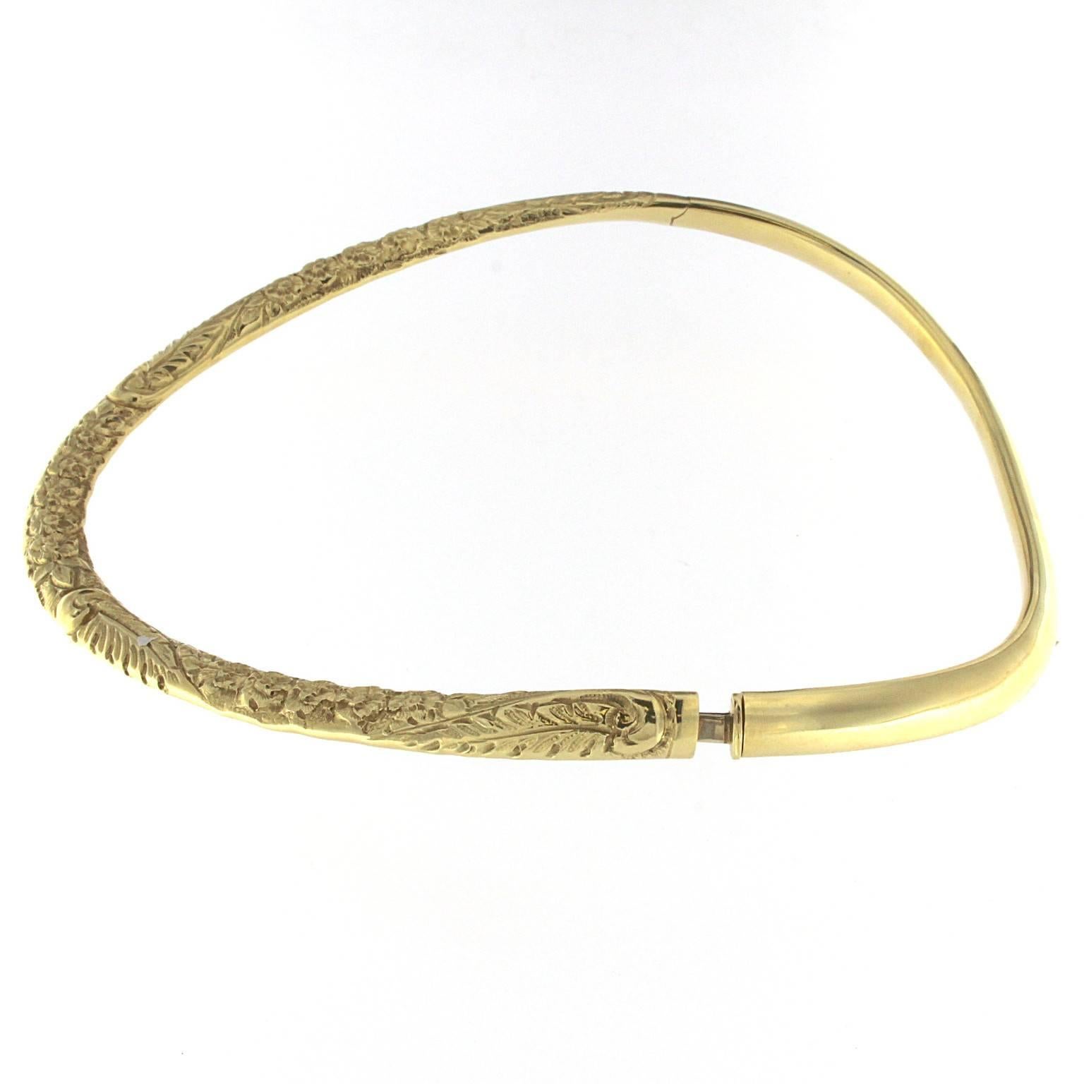 Choker rigide ciselé à la main en or jaune 18 carats Neuf - En vente à Milano, Lombardia
