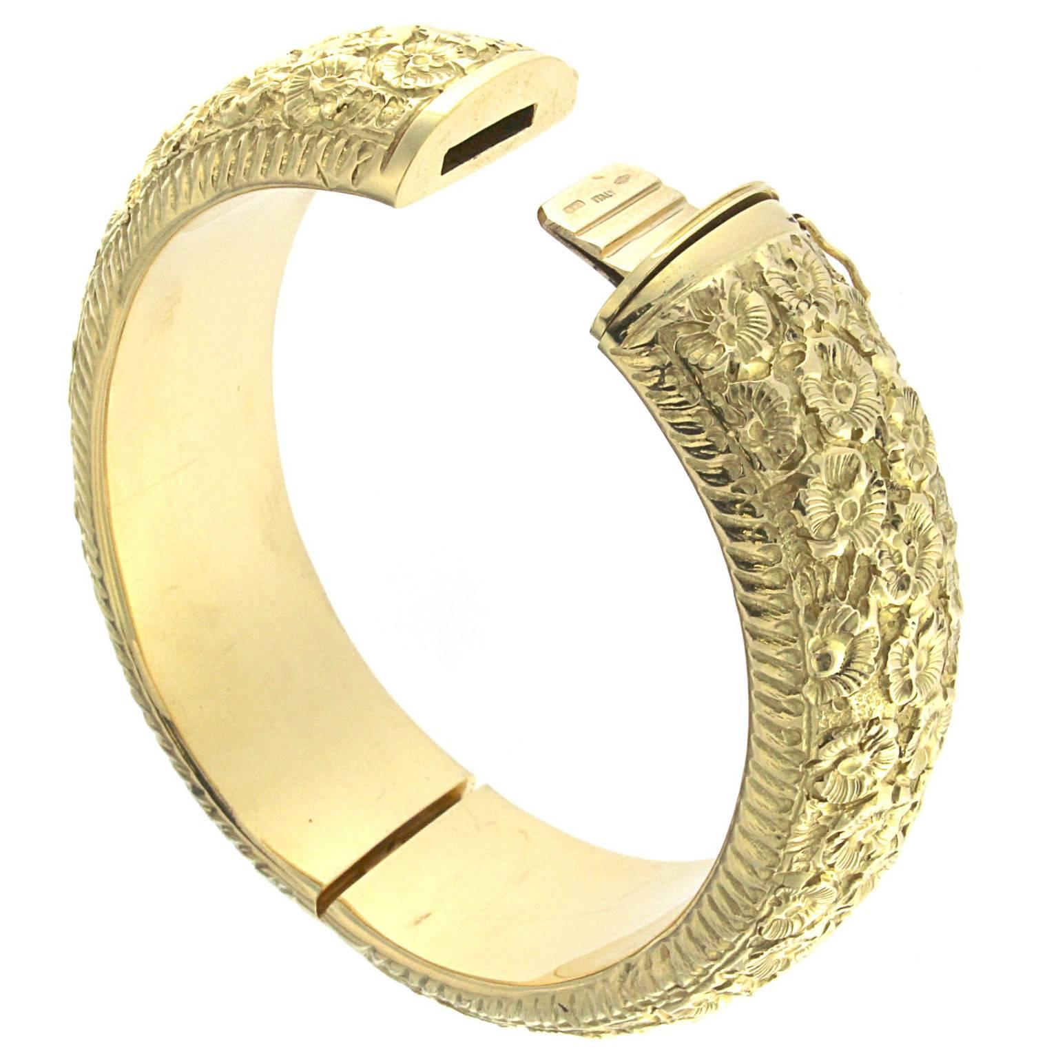 Gorgeous bracelet molded to the art to better adhere to the oval anatomy of the woman's wrist, embellished by hand chiseling. This bracelet is part of the Roserosse collection
The chiseling is an almost disappearing ancient art of fully manual