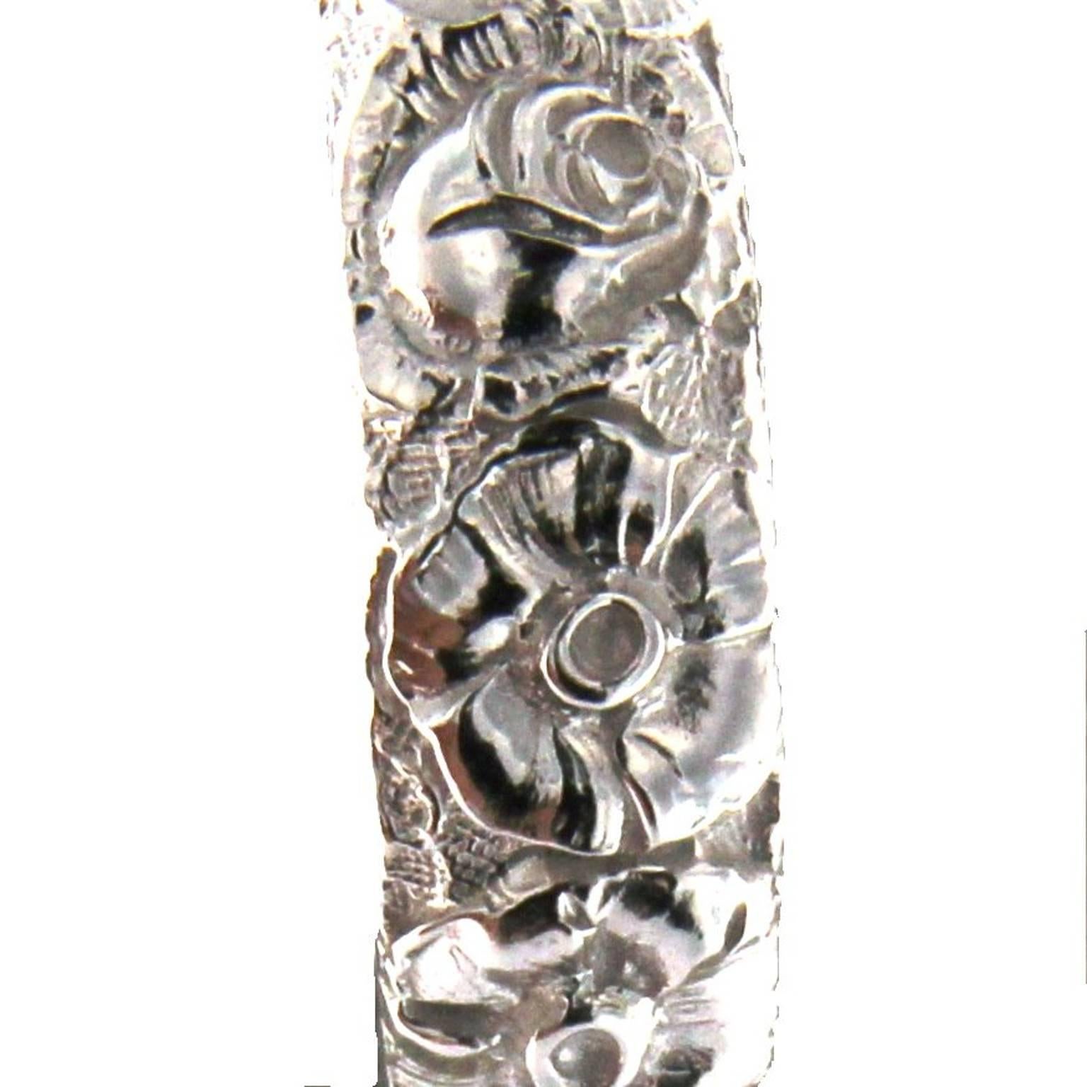 Gorgeous ring embellished by hand chiseling. This ring is part of the Roserosse collection
The chiseling is an almost disappearing ancient art of fully manual workmanship from the origins stolen from the silverware. Today, unfortunately, objects