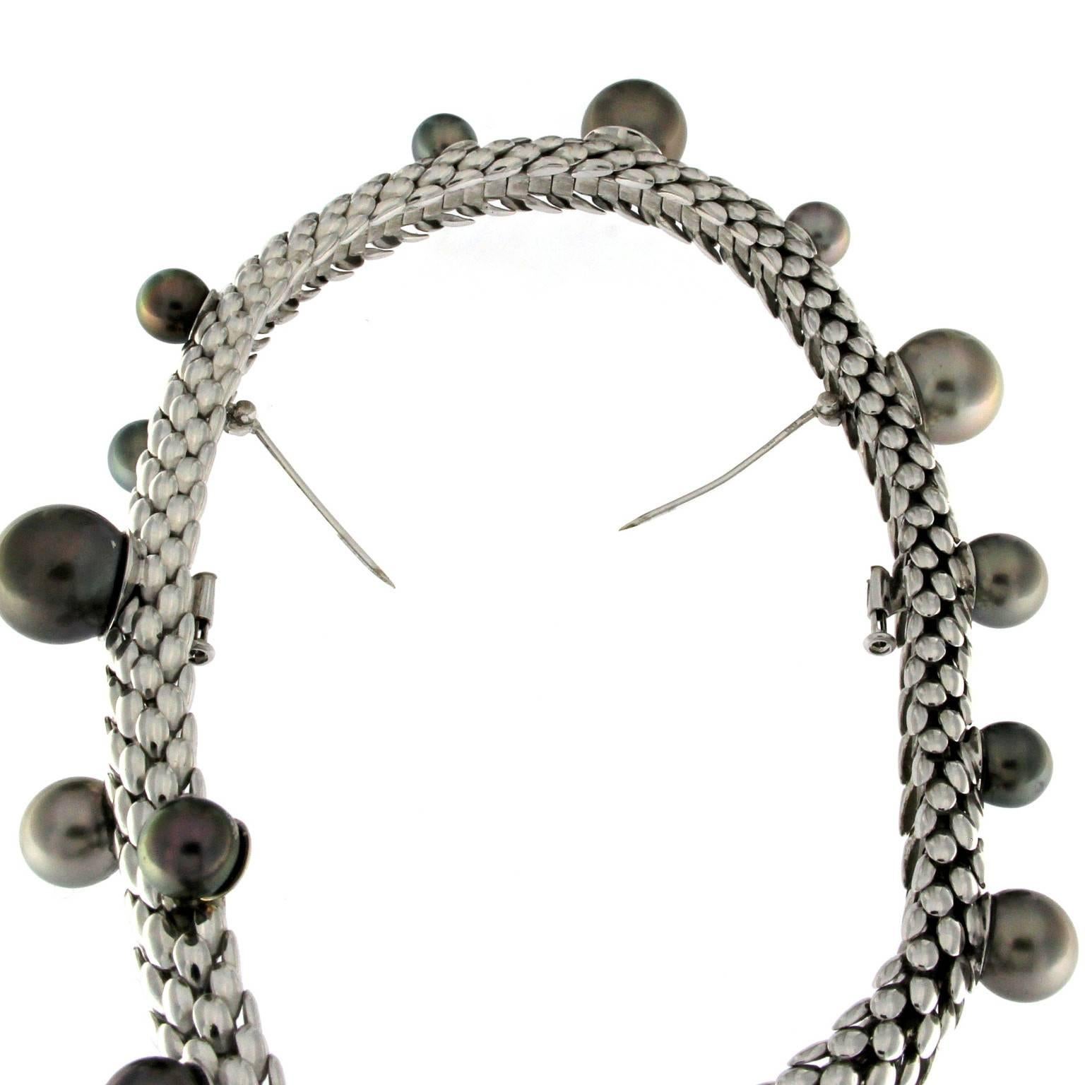 An extraordinary piece this that won the second place of the hawards of the 2002 of the South Sea Tahitian pearls Contest.
A sinuous and anatomic brooch with two pins on the back to be connected to the shoulder of the dress in order to dress it with