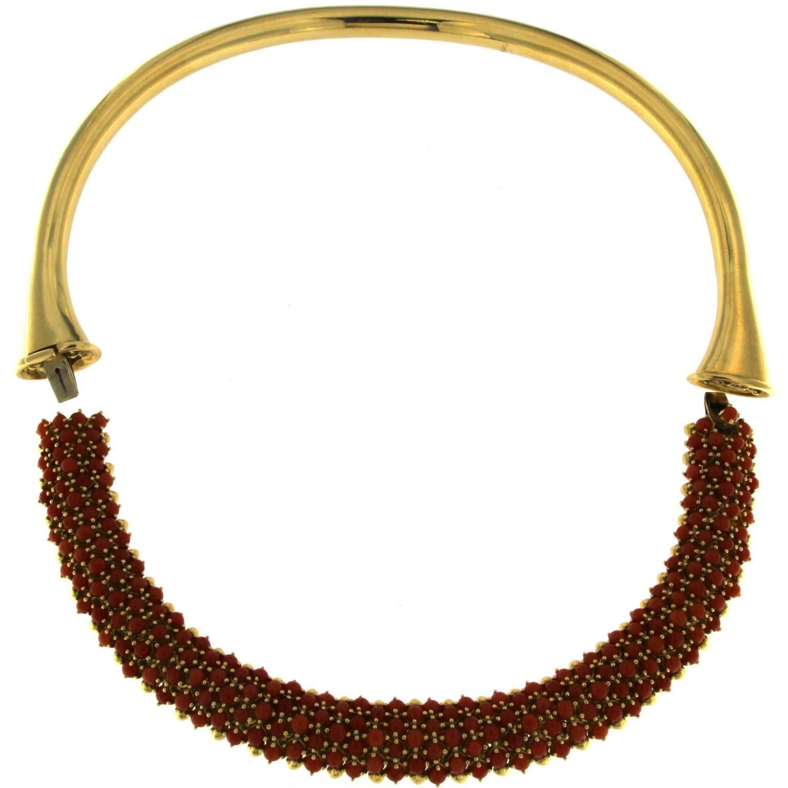 Armband und Halskette aus Gelbgold und roter Koralle (Gemischter Schliff) im Angebot