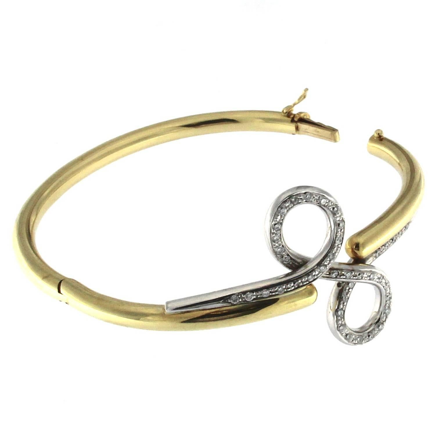 Oval shaped rigid bracelet made of thin round rod to fit perfectly to the woman's wrist anatomy.
This bracelet is part of the comma collection
Made entirely of yellow gold and a long sling that runs through both sides forming a double drop in the