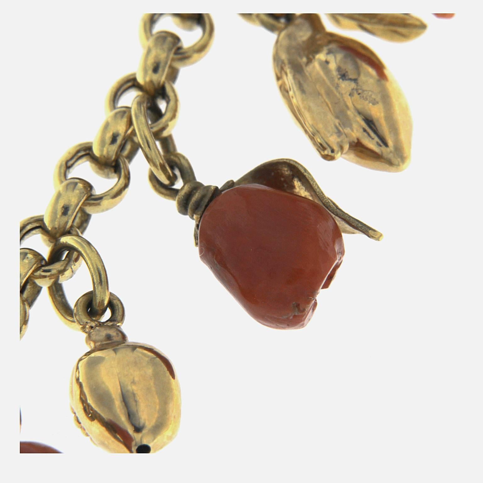 Koralle und 18 Karat Gelbgold Obst-Halskette (Ungeschliffen) im Angebot