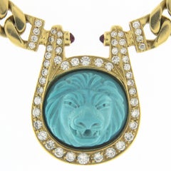 Collana e orecchini in oro 18 carati con leone turchese, diamanti e rubini