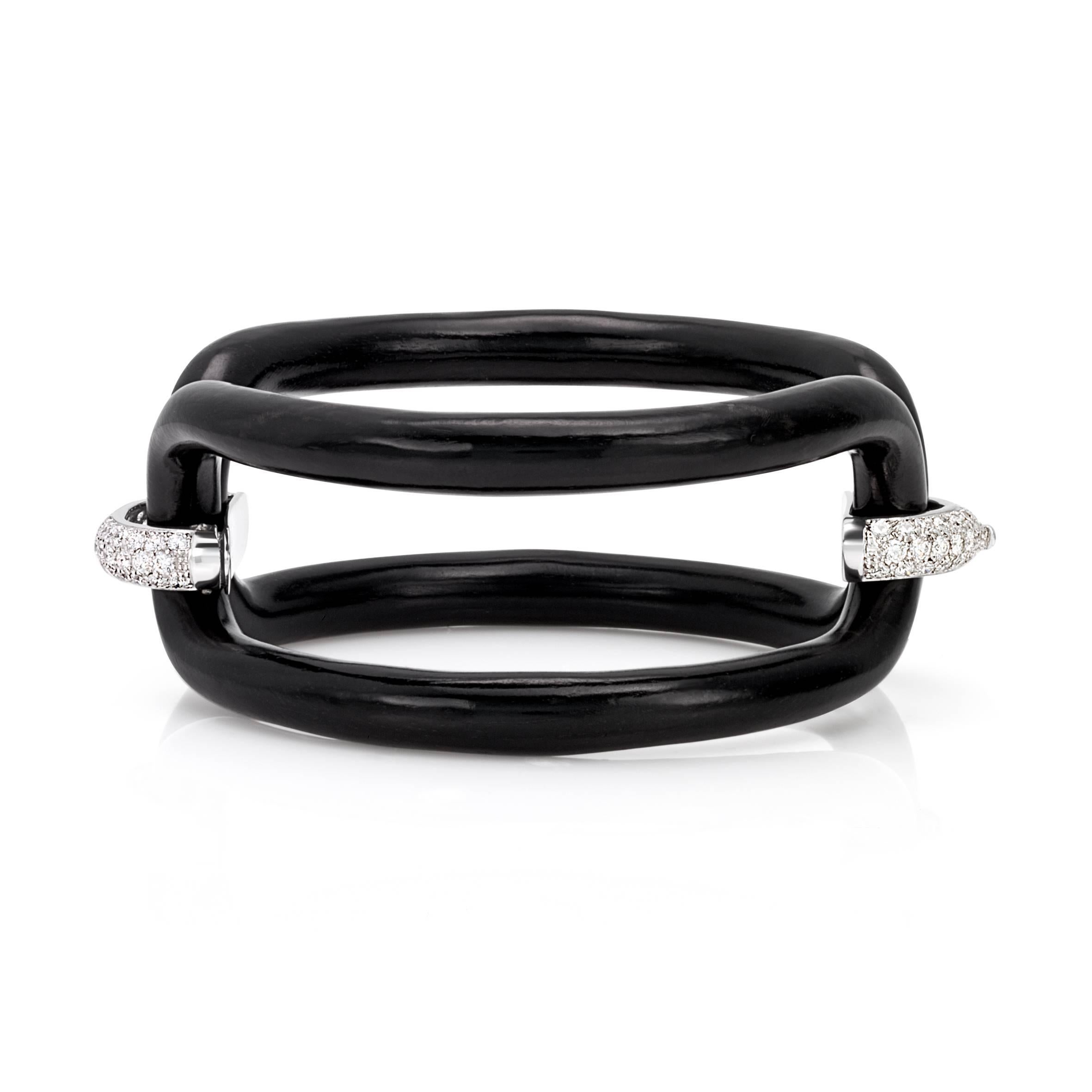 Presentamos el brazalete de la Colección Roberta, una pieza destacada de la última colección, que combina la lujosa madera de ébano con el brillo del oro blanco de 18 kt y los resplandecientes diamantes blancos. Conocida por su sofisticado diseño,