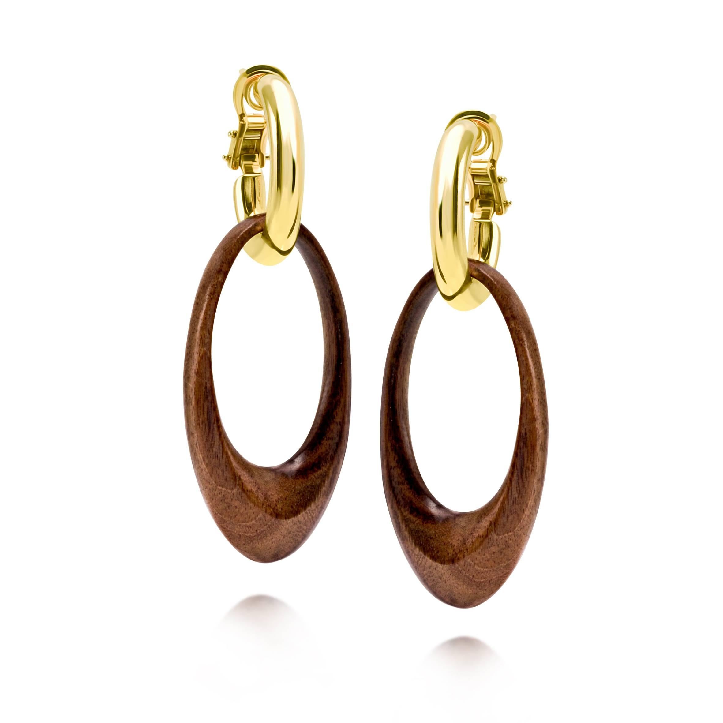 Dalla collezione più recente e ricercata, questi eleganti orecchini presentano una miscela di caldo oro giallo 18 carati e ricco legno di rosa. Il loro design contemporaneo cattura la bellezza naturale dei materiali, rendendoli unici e senza