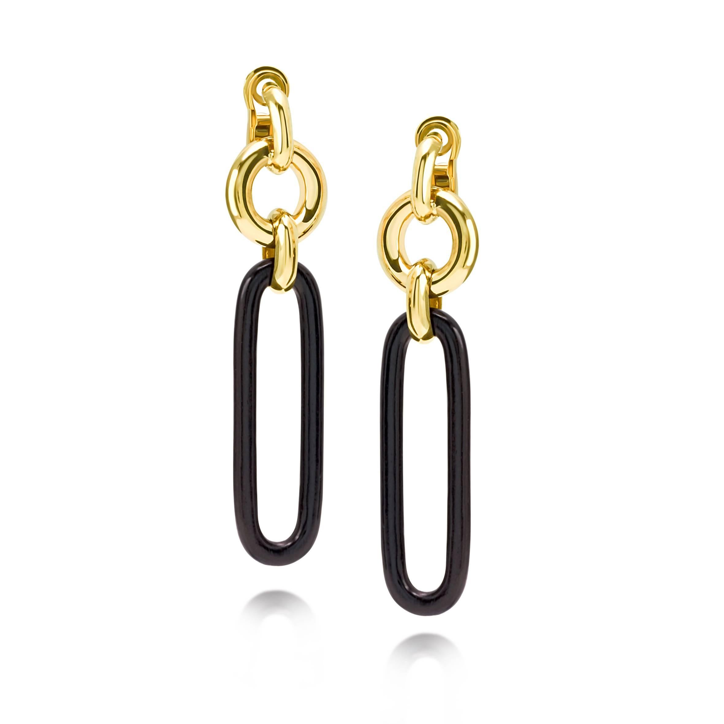 Wood ebony  pair of earrings in 18 kt yellow gold 
The ebony wood is the most elegant wood and even the most precious.

the total weight of the gold is 11.00

STAMP: 10 MI ITALY 750

The full set is available.
