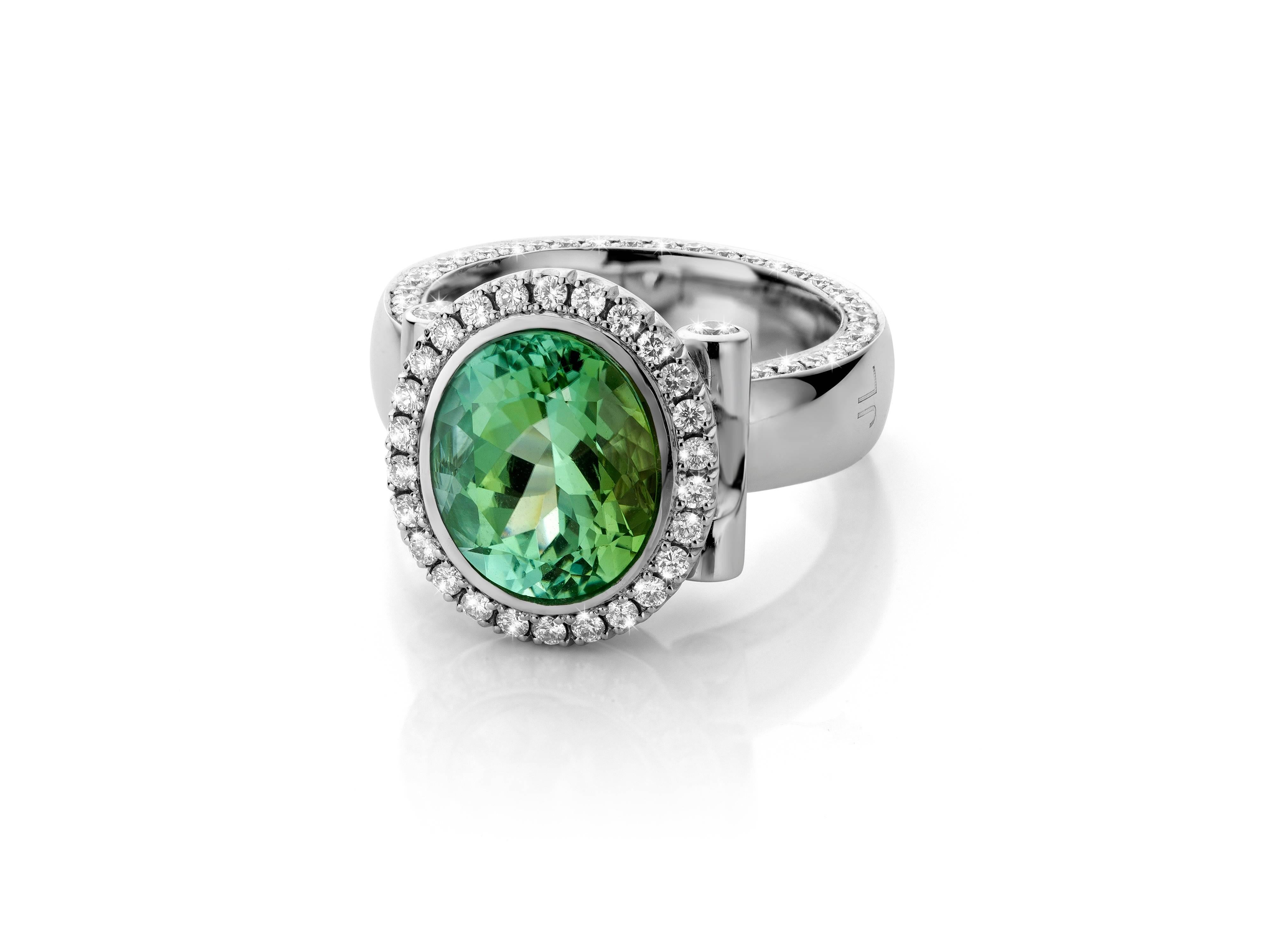 Platinum ring weighing 26,8 grams of 950/1000 platinum.

This ring holds 1,18 carat of diamonds and a 4,07 carat mint tourmaline.

One of a kind ring, for the lover of quality. 