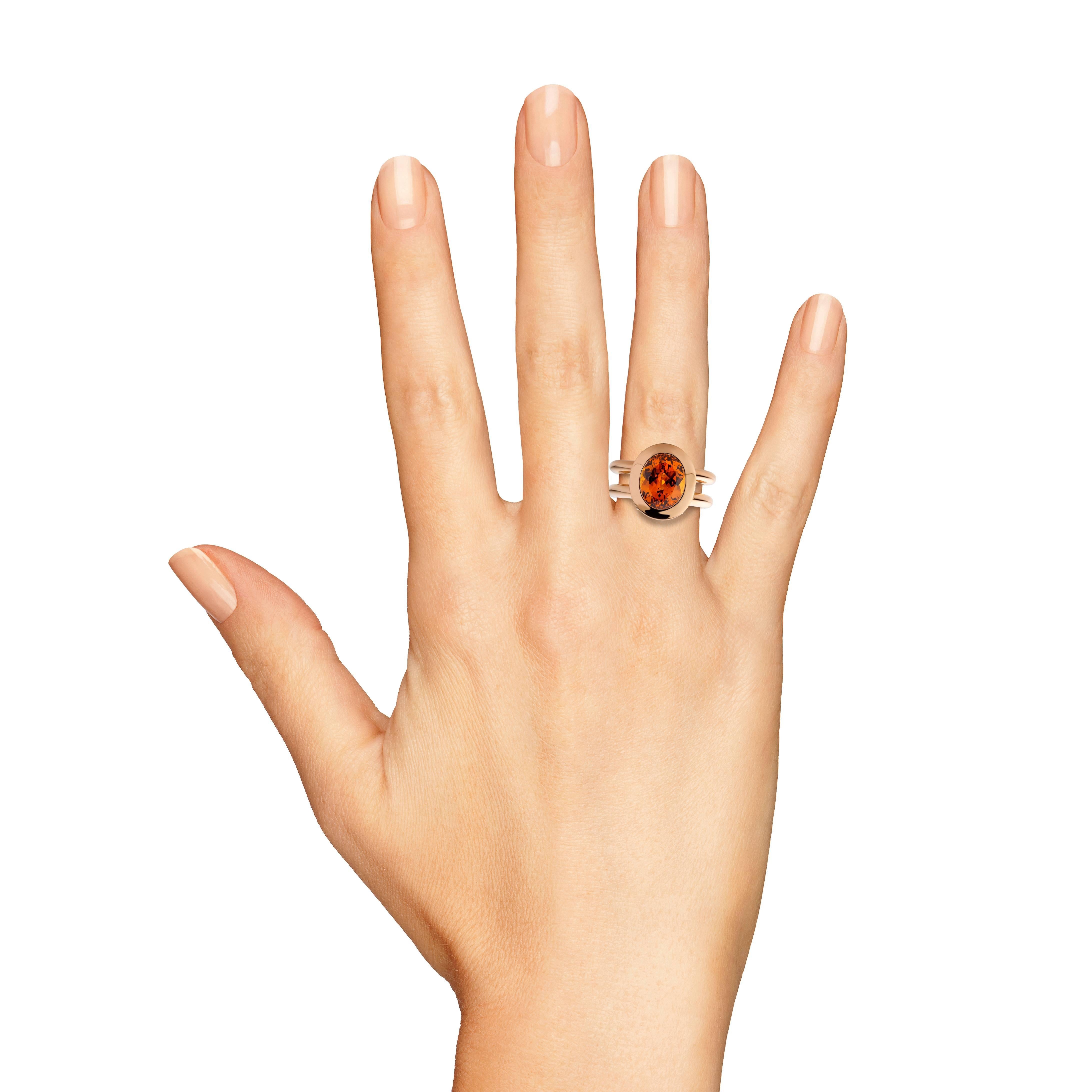 Rose gold ring, featuring a warm orange Mandarin Garnet of 5,38 ct.

The Mandarin Garnet is supported by 4 VS1 G diamonds weighing 0,20 ct. 

Diamonds : 4 x 0,05 ct total weight 0,20 carat
Mandarin Garnet 5,38 carat measuring 11 x 9 mm 

Very