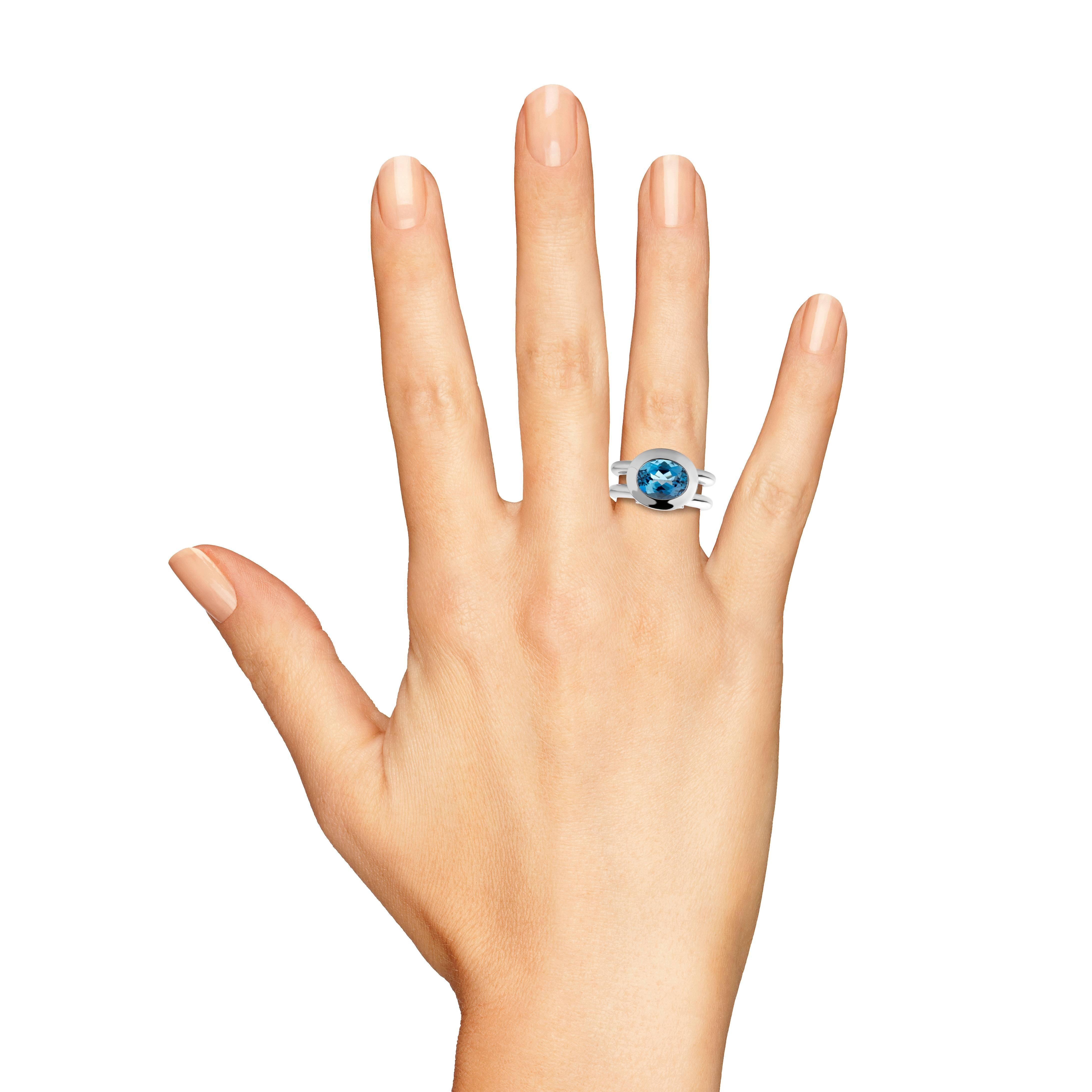 This Aquamarine ring, from the pure line of Jochen Leën features a vivid, perfect cut Aquamarine supported by 4 diamonds of each 0,05 carat. 

Aquamarine oval calibrated perfect cut. Color dark vivid blue.
Diamonds total weight 0,20 carat