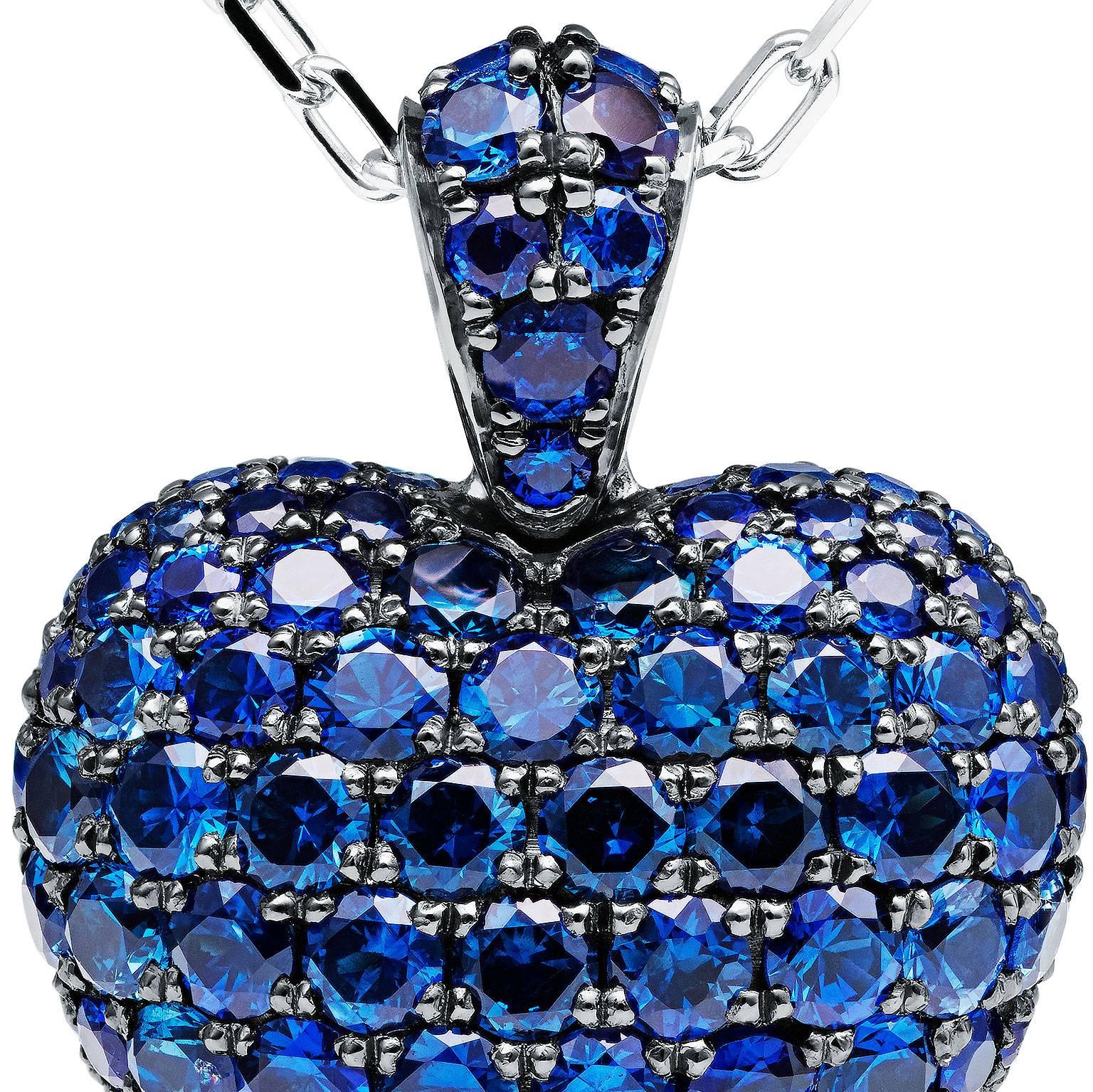 Towe Norlen 3 Carat Cornflower Blue Sapphire Contemporary Heart Pendant Necklace In New Condition For Sale In Stockholm, SE