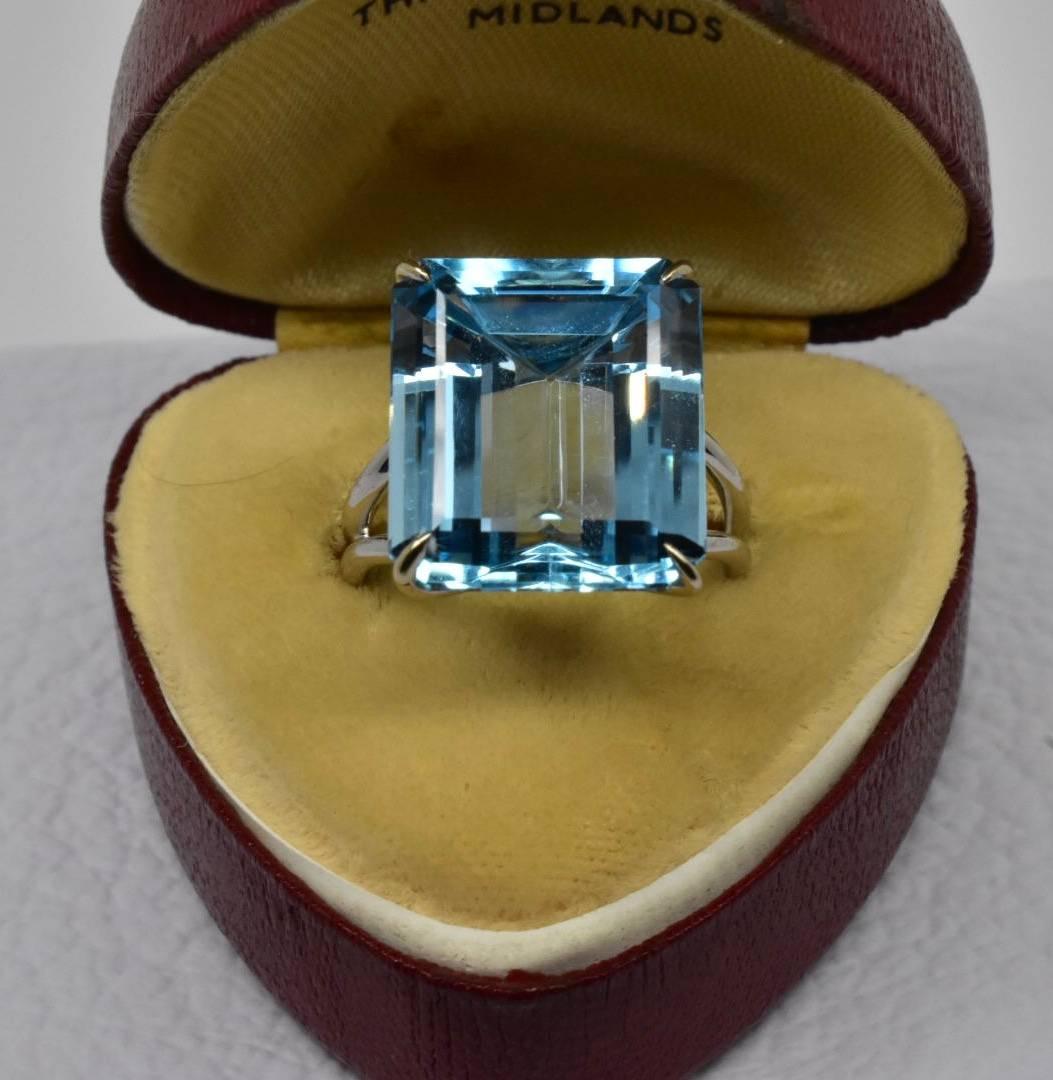  H Stern Topaz ring set in 18k white gold. The ring features a blue topaz of approx 18k fixed to a plain band white gold band. 
Size : UK M ,EU 52, US 6 1/2
Weight: 7.7 grams 
Topaz carat: 18 ct
Condition- good condition in keeping with the general