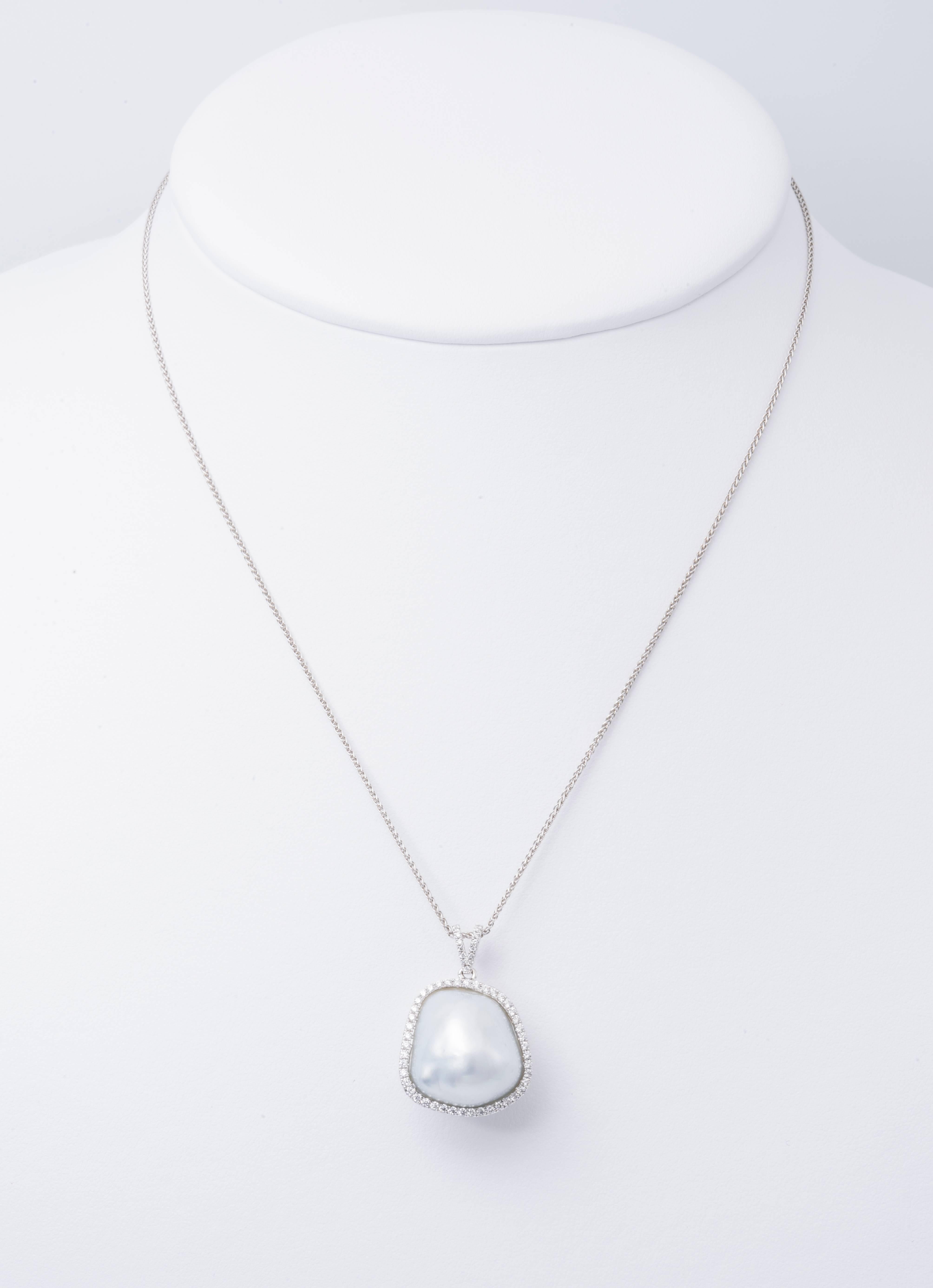 18 Karat white gold South Sea baroque pendant:
Diamonds : 0.31 Cts.
2.7 g.
Pearl: 14-15 mm white with silver overtone
Each pearl has a different shape so not necessarily the pearl will be in the same shape as the one shown in the picture