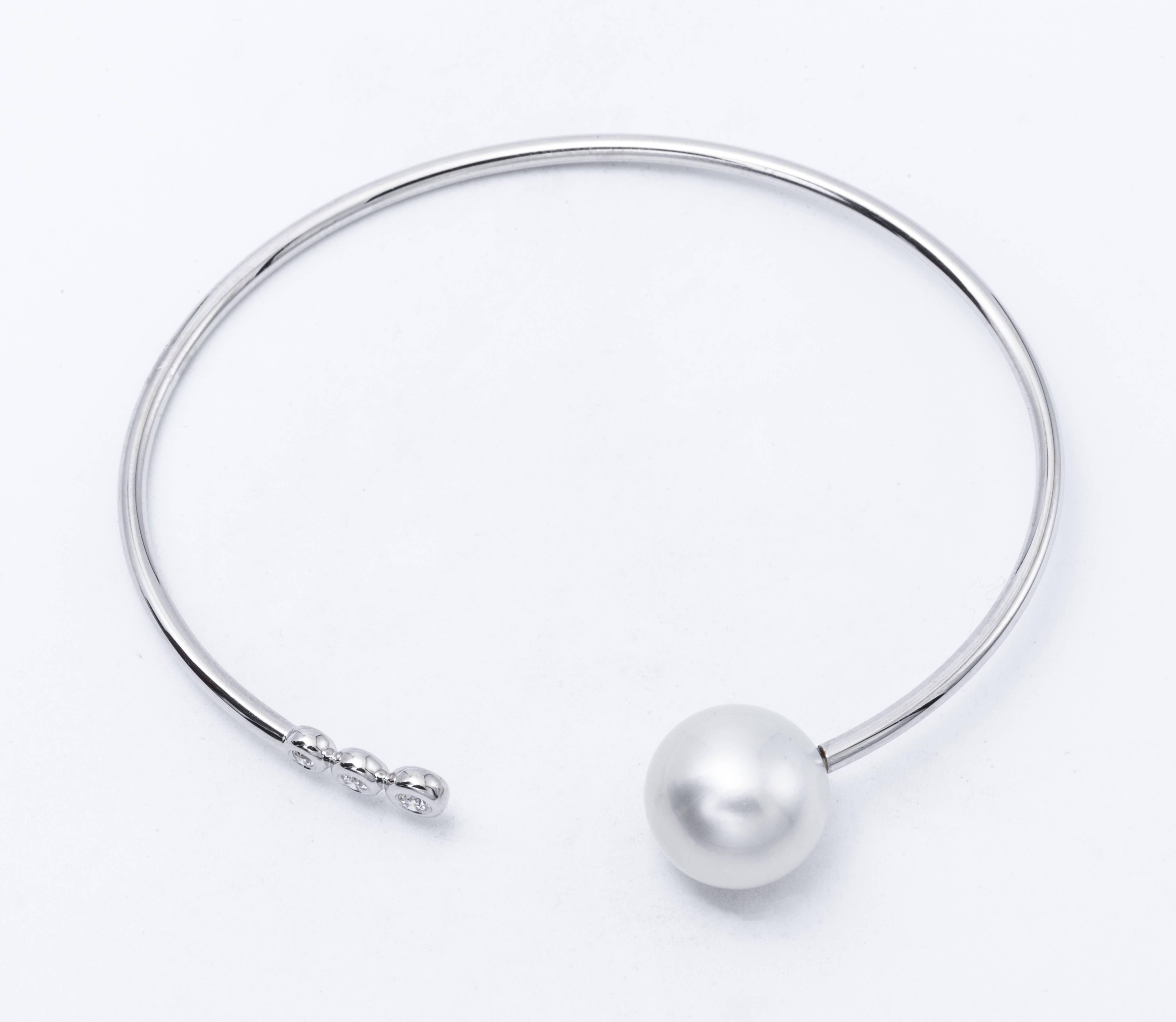 18K White gold open bracelet featuring one South Sea Pearl measuring 11-12 mm and three diamonds weighing 0.10 Carats.
Color G-H
Clarity SI

Pearls can be changed to Pink, Tahitian or Golden upon request. Price subject to change.

