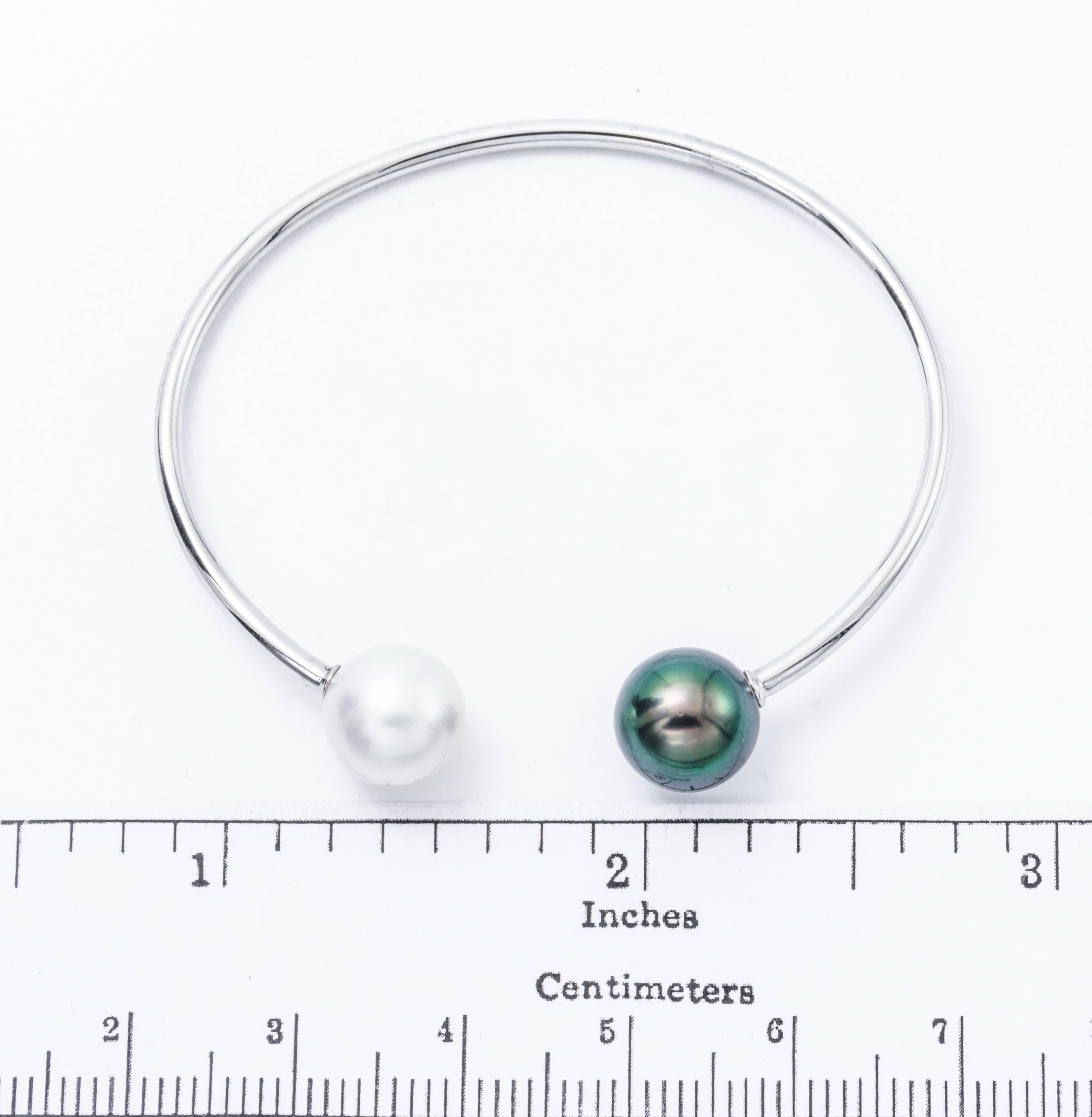 18K White Gold
South Sea Pearl and Tahitian: 11-12 mm 
4g. Bangle