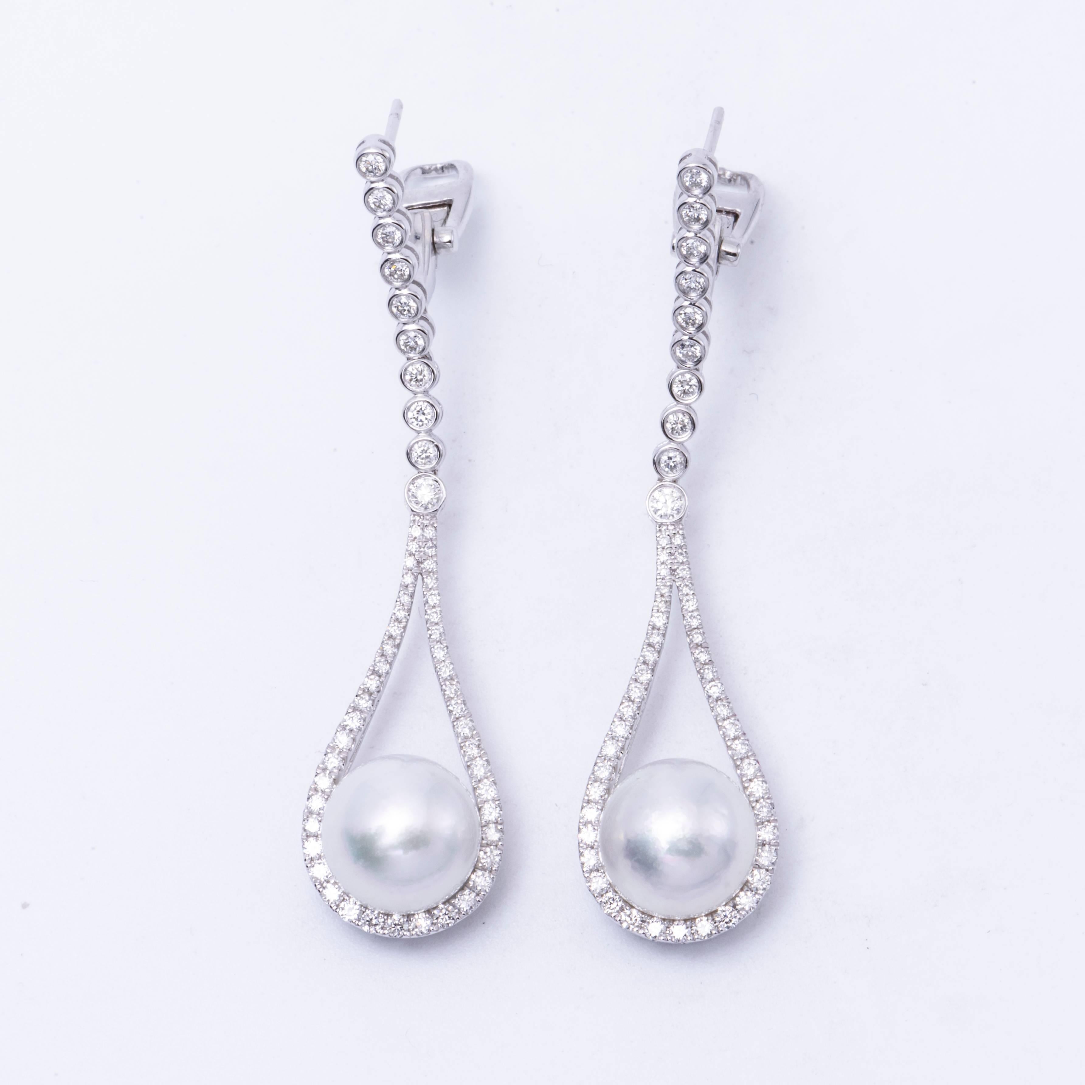 18K White gold 
South Sea Pearl 9-10 mm each
110 Diamonds 0.92 Cts