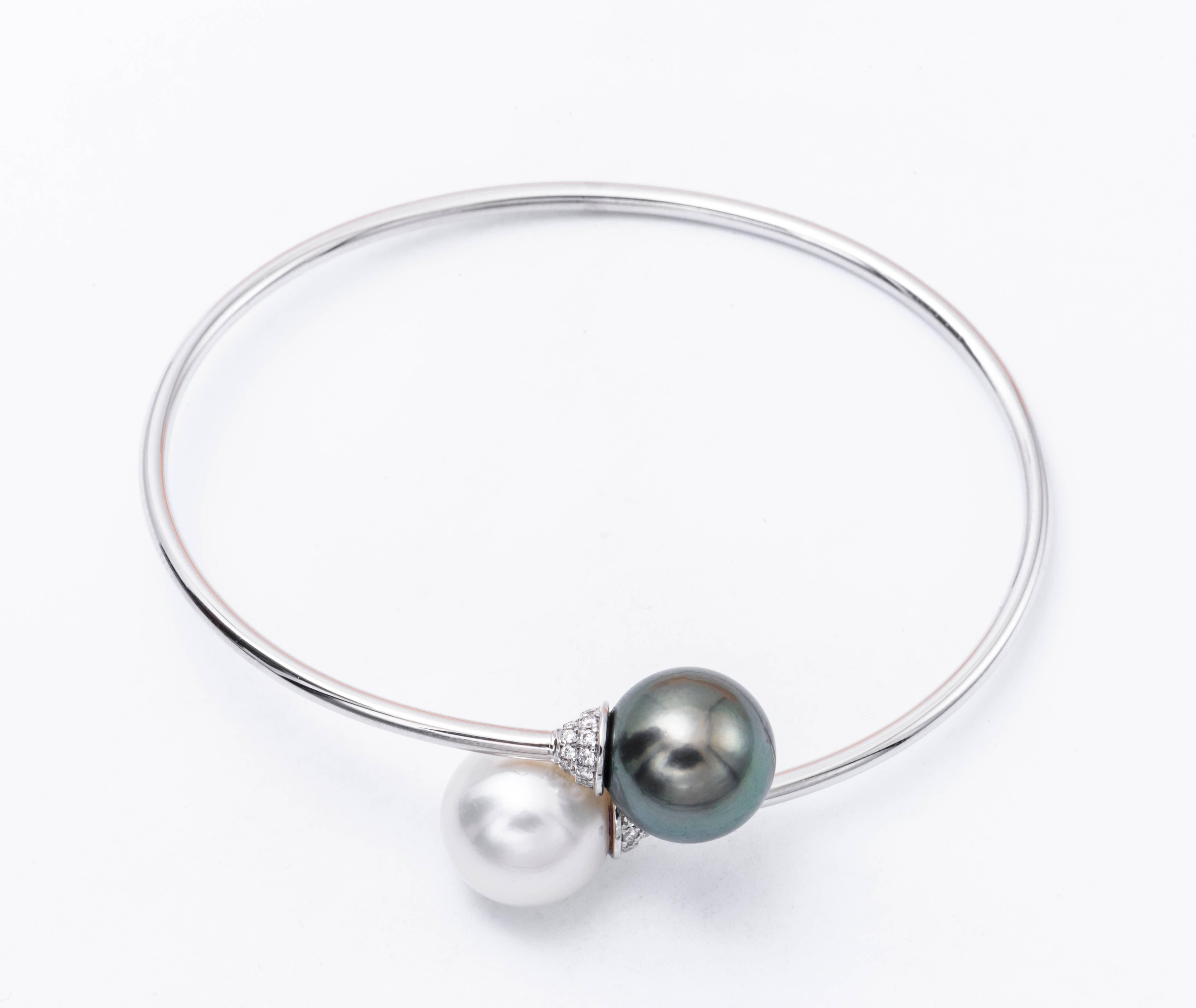 oro bianco 18 carati
42 diamanti da 0,20 carati.
Perle Soth Sea / Tahiti di 11-12 mm