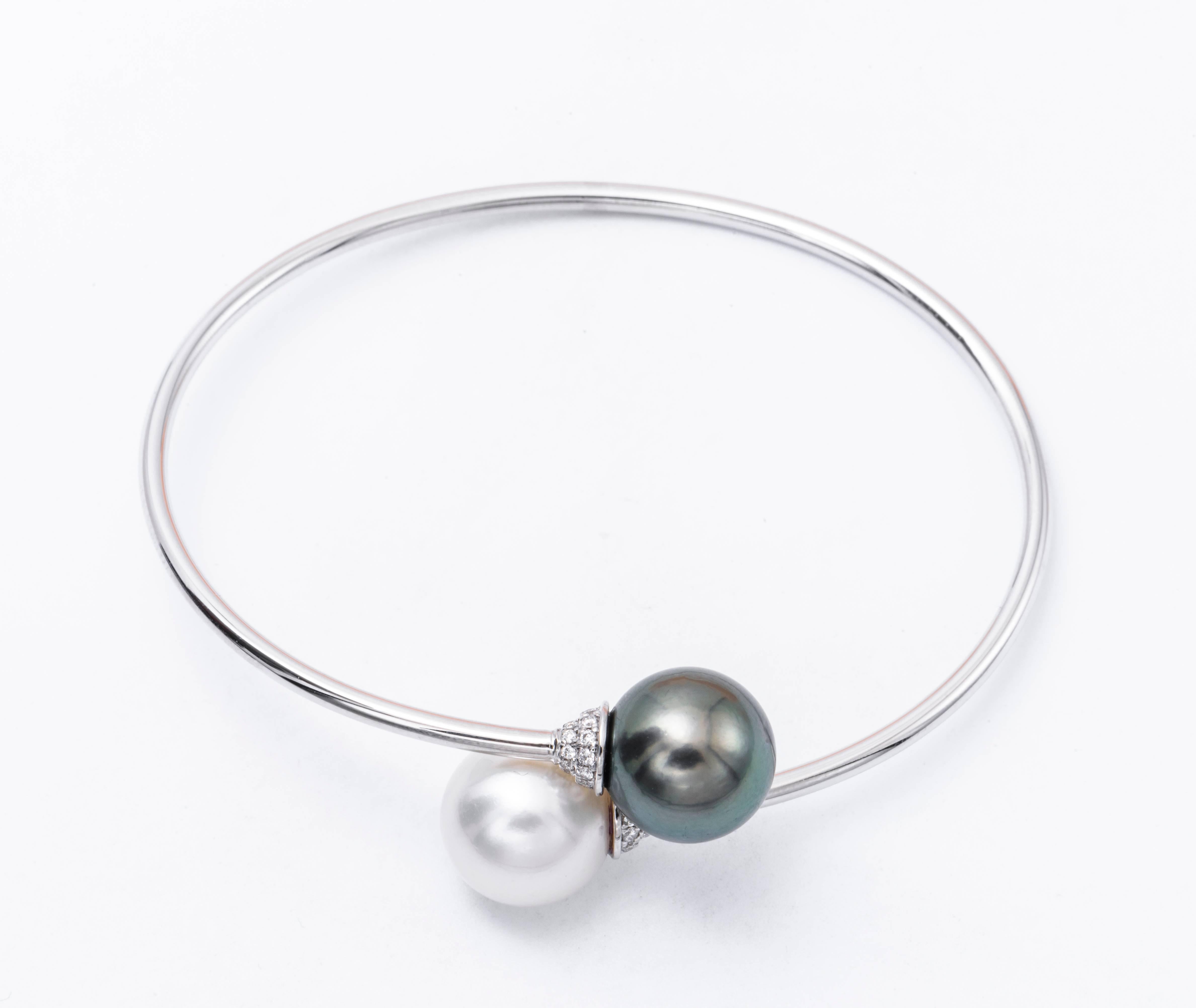 18K White Gold
42 Diamonds 0.20 Cts.
11-12 mm Soth Sea / Tahitian Pearls