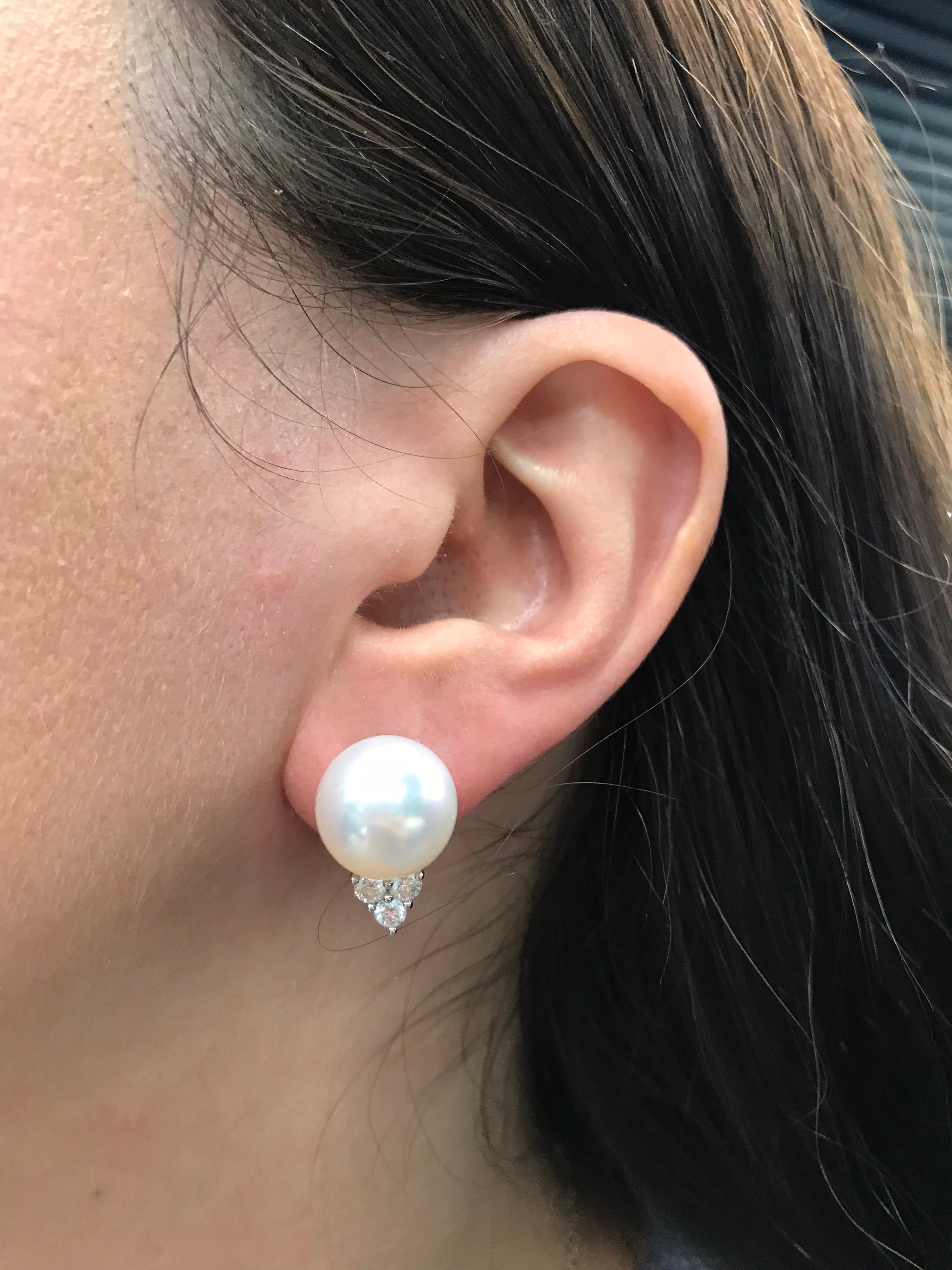 Taille ronde Boucles d'oreilles en goutte en or blanc 18 carats avec perles des mers du Sud et diamants de 0,60 carat 12-13 mm en vente
